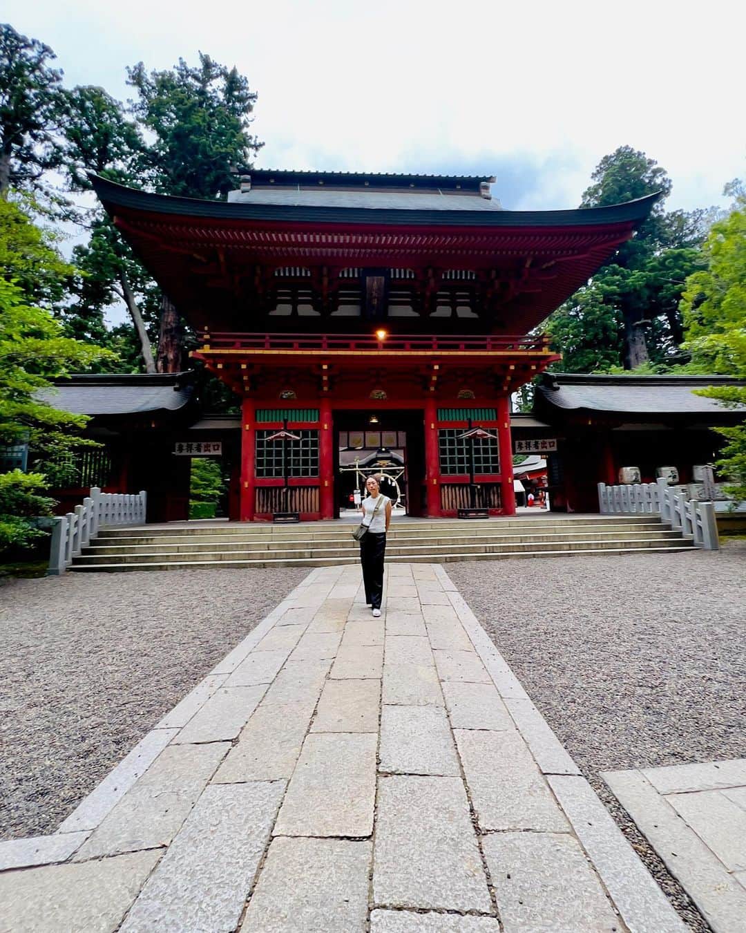 岡部亜紀のインスタグラム：「香取神宮⛩️ #心が落ち着きます  #参拝 #パワースポット  #マイナスイオン  #清々しい気分」