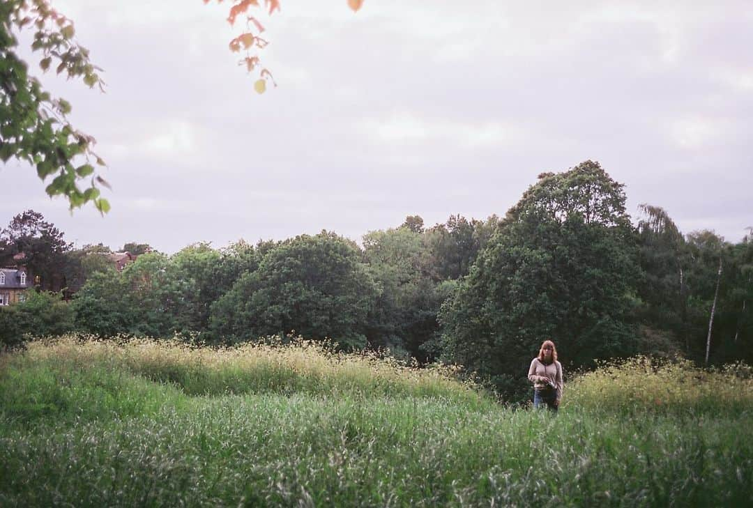 コンスタンス・ジマーさんのインスタグラム写真 - (コンスタンス・ジマーInstagram)「My husband and daughter have been shooting real film while on our European travels, we had some developed in Germany, nothing compares to the quality of 35mm cameras. And it made me miss our friends already in London…thank you @elizakenan and @gilkenan for being such amazing friends and hosts!」6月12日 17時12分 - constancezimmer