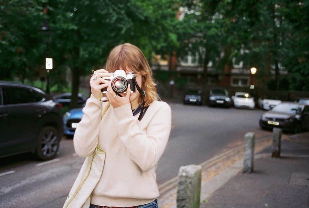 コンスタンス・ジマーのインスタグラム：「My husband and daughter have been shooting real film while on our European travels, we had some developed in Germany, nothing compares to the quality of 35mm cameras. And it made me miss our friends already in London…thank you @elizakenan and @gilkenan for being such amazing friends and hosts!」