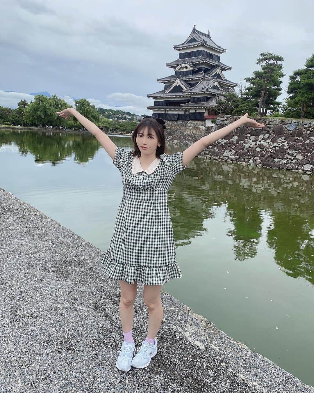 石原美沙紀のインスタグラム：「#長野　#松本市　#松本城 きれーーーーーーい！！！！！🏯 松本城のちかくにはお土産やさんやおいしい食べ物やおしゃれレトロカフェなお店もたくさんあって、素敵でした！ いつか皆さんと行けたらいいな✩︎⡱😊  #데일리　#셀카　#일본　#친구해요 #instagood #instalike #instafashion #japanesegirl #cute  #アイドル  #selfie #followme #likeforlikes  #写真好きさんと繋がりたい#idol #japanese #メイク #フォローミー　#follow #モデル #推し」