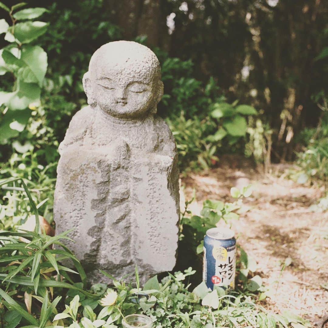 KIKIさんのインスタグラム写真 - (KIKIInstagram)「鎌倉の山の石仏シリーズ🩶 発売中のランドネで 私が歩いたコース上にある愛らしい石仏たち 最後の木の洞にある仏さまを見つけられた人はラッキー✨ #ランドネ #鎌倉の山」6月12日 17時13分 - kiki_campagnepremiere