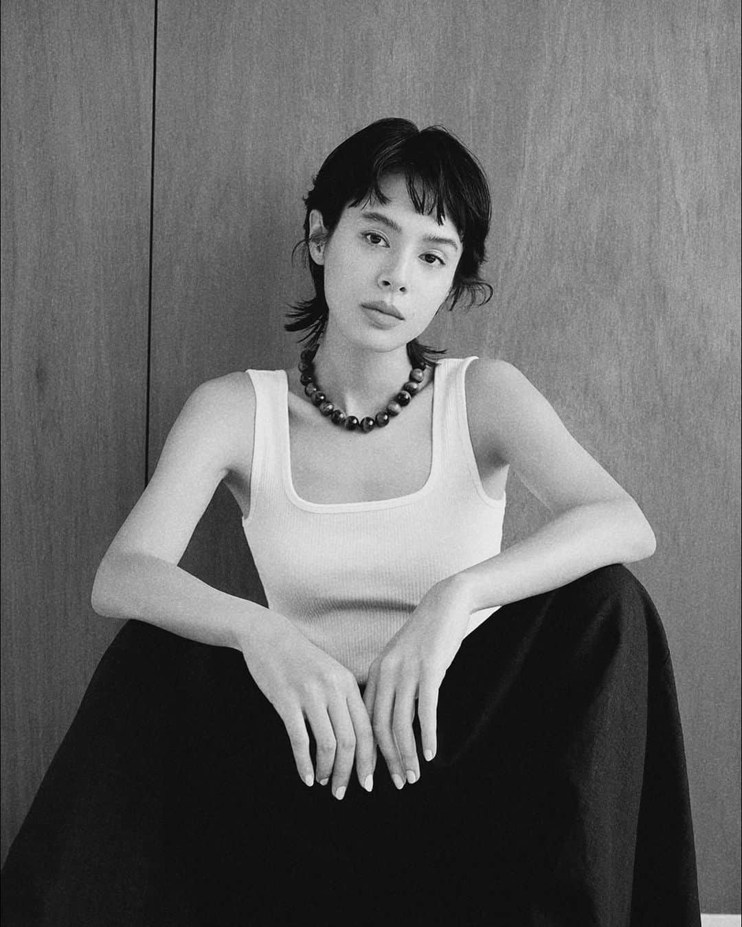 大屋夏南のインスタグラム：「Check me out on the cover of @gina_mag 🤍 新しいGinaのカバーを務めさせていただきました💜 中ページでは私服、愛用ワードローブ、連載ではオススメのカフェを紹介してます🌷見てね🫶🏼  Photo @bun5o  Hair&makeup @rikasagawa  Styling @miki_sayama_」