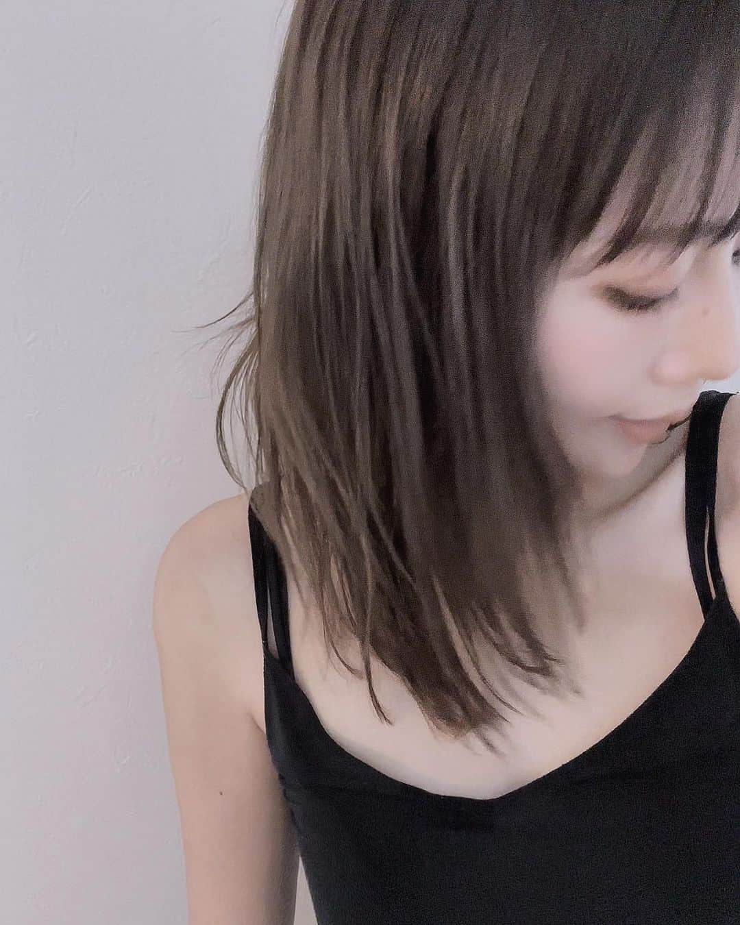 山本明果のインスタグラム：「⠀ ⠀ ⠀ ⠀ 🪻🩶 ⠀ ⠀ グレージュにラベンダー混ぜてもらったらとても好きな感じに。 パツンと切って重めレイヤー。 ⠀ ⠀」