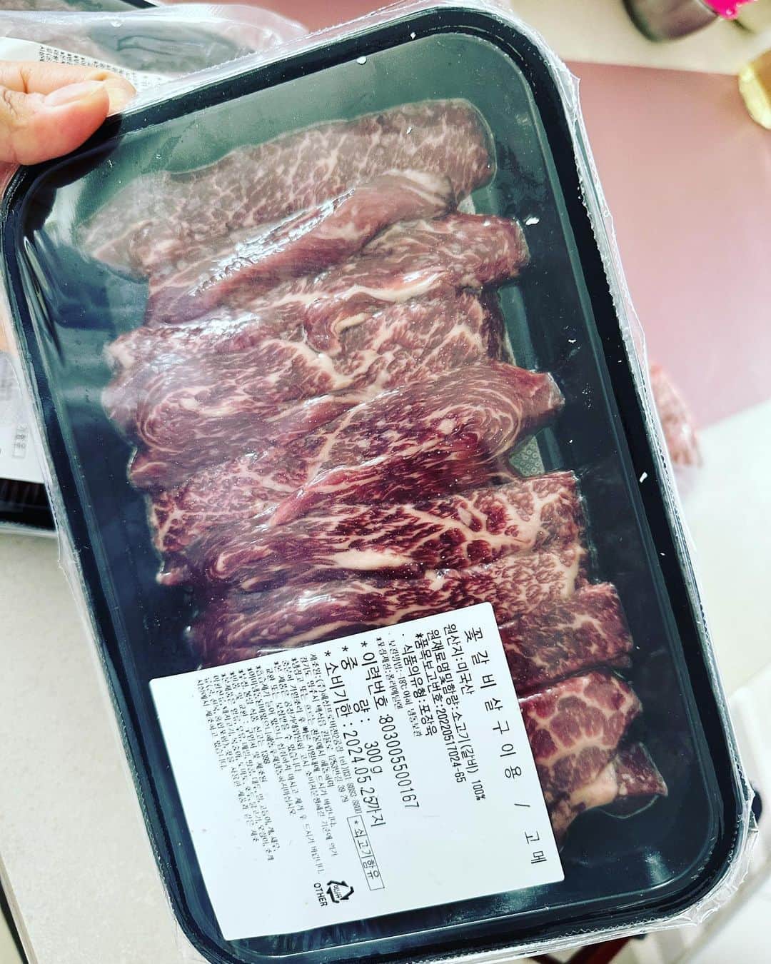 アン・ソンジュのインスタグラム：「어제 시합끝나고 집오니 저녁10시 너무 힘들어 오자마자씻고 꿈나라 아침은 아이들 등원시키려고 일어났지만 너무 피곤한 아침 등원시키고 병원에가 아픈팔에 치료받고 엄마랑 아점데이트후 집에오니 뙇-!!!!!!!!!!!!! 시합하느라 힘든 나를위해 몸보신하라고 보내주신 고기들❤️ 너무 맛있는 고기 요즘은 나보다 아이들이 더잘먹는고기 근데 이번엔 내가 먹어야 할듯.. 둥이들아 미안😭고기가 왜케 두툼하니 설레게😊  대표님 감사합니다❤️ @motgowang88  @gourmet.thebest  잘먹겠습니다!!!!!! 일단 애들 하원시키러 가자…… 육아 스타트..」
