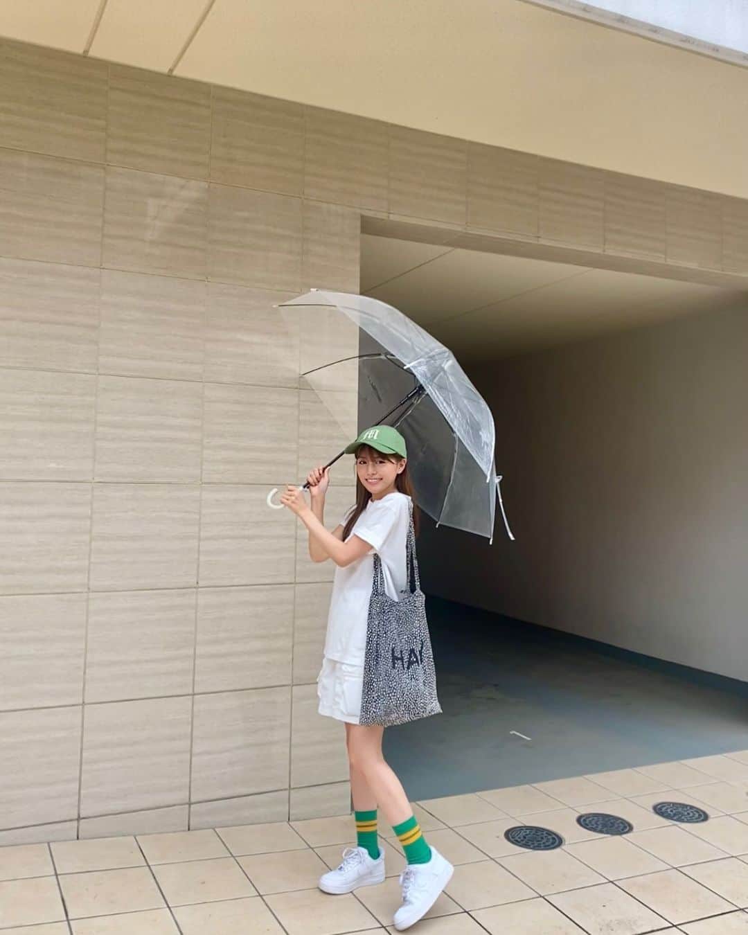 横島ふうかのインスタグラム：「なんか素振りはじめそうなポーズだね⚾︎  梅雨☔️🐌がはじまりましたね~!! 毎日傘が手放せません♡  梅雨が明けたらいよいよ本格的な夏🎐🩵 お出かけの予定をたててる方も多いのではないでしょうか❕ 一緒に夏たのしもーね☀️    #夏コーデ #シンプルコーデ  #moussy  #雨の日コーデ  #nike」