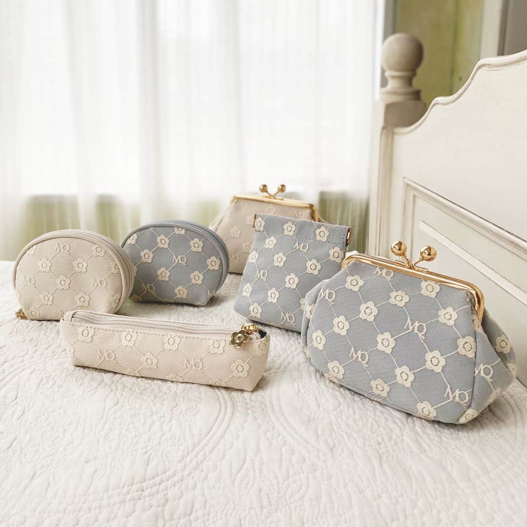 MARY QUANT officialのインスタグラム：「- #モノグラムチュールレースガマ口ポーチ #モノグラムチュールレースラウンドポーチスリム #モノグラムチュールレースバネクチポーチ #モノグラムチュールレースペンケースS - #MARYQUANT #2023SUMMER #NEWITEMS #FASHION - #マリークヮント #ポーチ  #コスメポーチ #化粧品ポーチ #小物入れ #ガマ口ポーチ #がま口ポーチ #ペンケース」