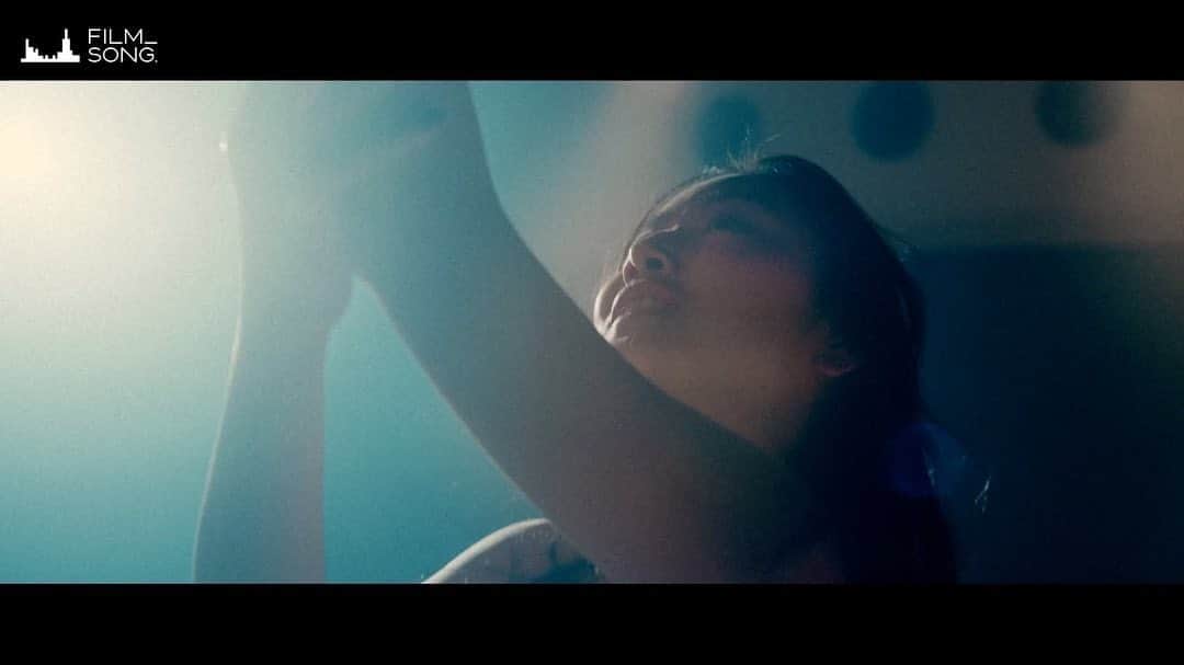 森彩乃さんのインスタグラム写真 - (森彩乃Instagram)「FILM_SONG.🎞  ショートフィルムに音楽をつける。おもしろそうだ！と思って参加したプロジェクト。  橘潤樹監督 @junki_tachibana のこの映像作品を観た瞬間に「“たらしめろ”だ、これ」って内田と頷いた。  私としては乳がん発覚してから初めて取り組んだ作品で、映像を観て制作をしながら、私は私だ！と涙したり。  ピアノのアレンジも変えて、歌詞の組み立ても変えたり、生まれ変わってます。個人的には1サビ後の間奏すきだ。  新しい “たらしめろ”観て、聴いてね。  (YouTubeのリンクはハイライトで)  私たちの他にも選出された様々なアーティストの楽曲が公開されてるので、ぜひ楽しんでください。 @film_song._   #FILMSONG #フィルムソング #Qaijff #たらしめろ #sobaproject」6月12日 17時22分 - moriayano1119