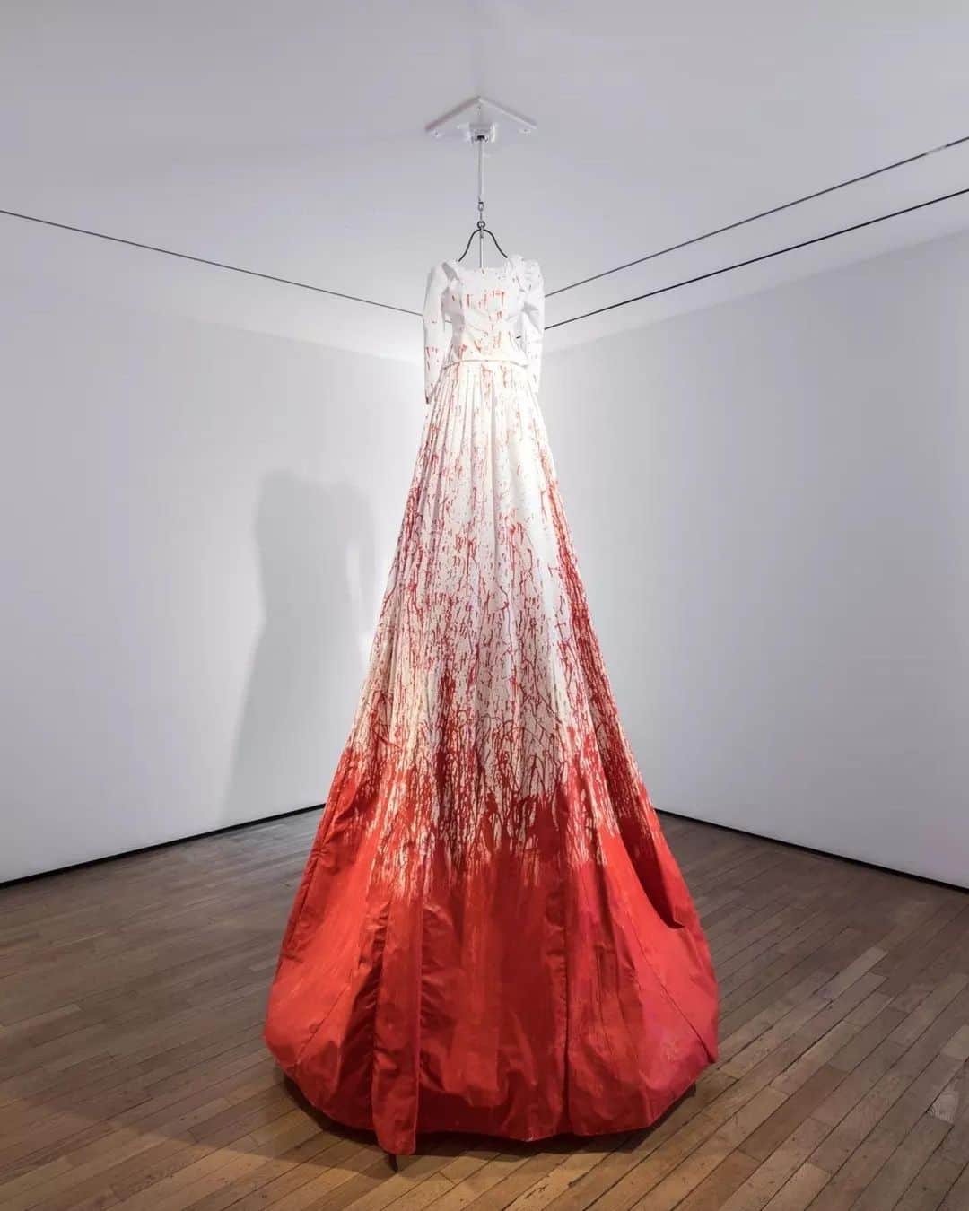 塩田千春さんのインスタグラム写真 - (塩田千春Instagram)「#Repost @galerietemplon ・・・ "A floor-to-ceiling long white dress, stained with red lines and splashes in its lower part, and that perpetually turns on itself: it's this mistress of ceremony that greets us, a dress-figure, a memory of a performance,that emphasizes the narrative nature of Chiharu Shiota's art." — Excerpt from the article in The Art Newspaper by Patrick Javault.  📸 Memory Under the Skin, 2023, dress, motor, steel, paint, 285 × 150 × 150 cm — 112 2/8 × 59 × 59 in. © Adrien Millot  Chiharu Shiota — Memory Under the Skin 📍 TEMPLON, 28 rue du Grenier-Saint-Lazare Through July 22, 2023  @chiharushiota #chiharushiota #memoryundertheskin #contemporaryart #templon #galerietemplon #paris」6月12日 17時22分 - chiharushiota