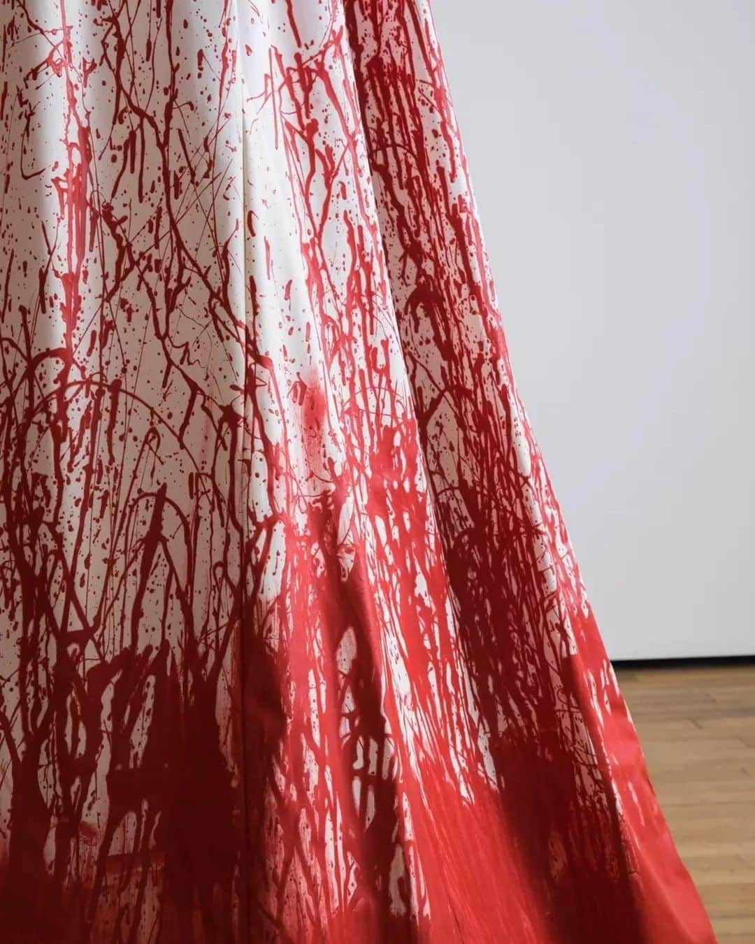 塩田千春さんのインスタグラム写真 - (塩田千春Instagram)「#Repost @galerietemplon ・・・ "A floor-to-ceiling long white dress, stained with red lines and splashes in its lower part, and that perpetually turns on itself: it's this mistress of ceremony that greets us, a dress-figure, a memory of a performance,that emphasizes the narrative nature of Chiharu Shiota's art." — Excerpt from the article in The Art Newspaper by Patrick Javault.  📸 Memory Under the Skin, 2023, dress, motor, steel, paint, 285 × 150 × 150 cm — 112 2/8 × 59 × 59 in. © Adrien Millot  Chiharu Shiota — Memory Under the Skin 📍 TEMPLON, 28 rue du Grenier-Saint-Lazare Through July 22, 2023  @chiharushiota #chiharushiota #memoryundertheskin #contemporaryart #templon #galerietemplon #paris」6月12日 17時22分 - chiharushiota