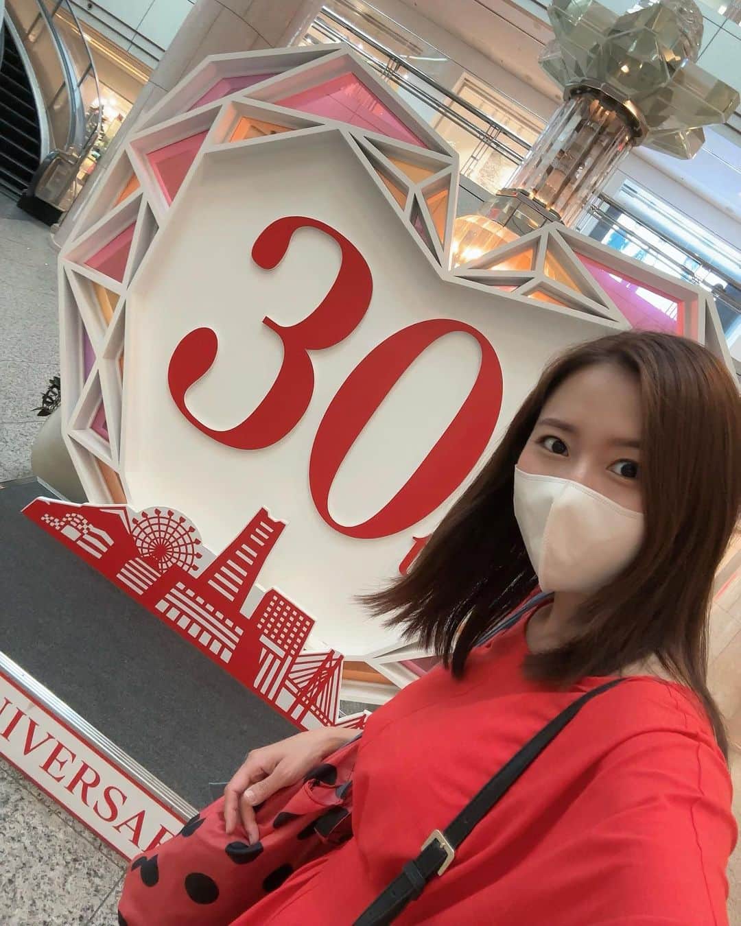 守永真彩のインスタグラム：「. . ラジオ日本 【加藤裕介の横浜ポップJ】 守永真彩のおじゃましま〜す🔆  横浜ランドマークタワーが開業30周年🎊ということで！ 開業当初から営業されている「ミセス・エリザベスマフィン」さんにお邪魔しました🫶🤍  なんと！こちらのマフィンは全てお店で焼き上げているんです🧁 なので手作り&焼きたてを食べることができます🥰  私はチョコを頂いたのですが、口当たりがフワッと軽く、中に入ってるチョコチップが良い具合で溶けてジュワっと口の中で広がる...🍫🤤 とても美味しいアメリカンマフィンでした🧁  お味も沢山あるのですが！ 「かながわ名産100選」に選ばれ、丹沢・箱根山麓で育った渋みの少ない「足柄茶」の抹茶を使用した 「足柄抹茶&クリームチーズ」味もあり、地産地消の美味しいマフィンを頂けます🫶  現在30周年アニバーサリーBOXも販売されてますので気になった方はぜひ！  詳しくはradikoのタイムフリーで✌️ 6/12  ラジオ日本 12:15頃〜 13:13頃〜  #ラジオ日本 #横浜ポップJ #横浜 #リポーター #生中継　 @mrs.elizabethmuffin_official  #マフィン」