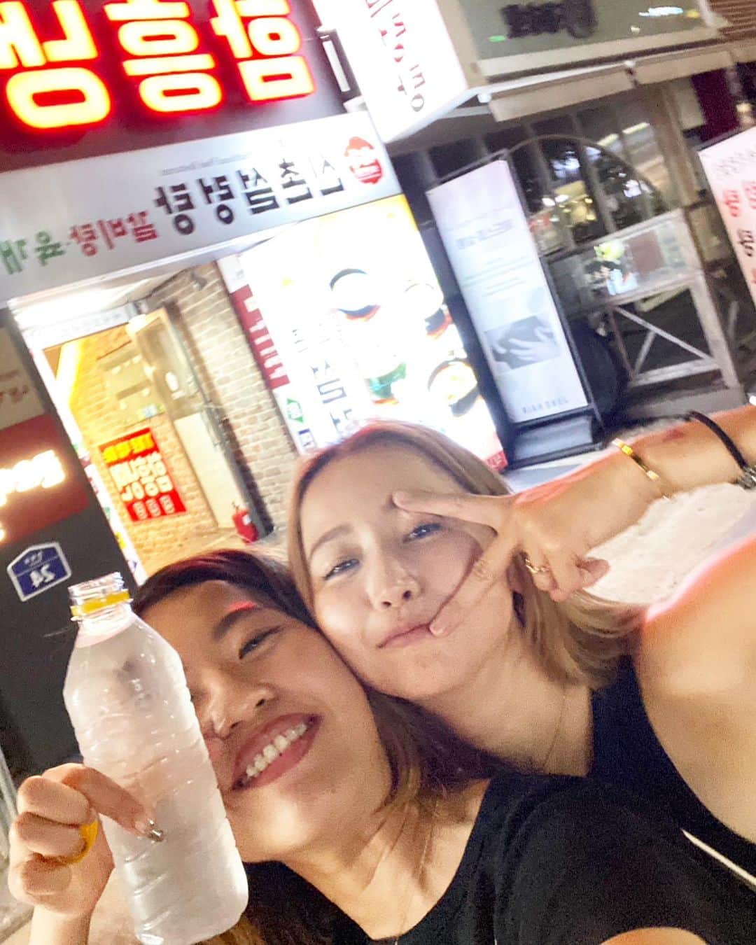 大田明奈のインスタグラム：「あー今回も楽しすぎた韓国旅行😂 携帯落として最悪だったけど、携帯戻ってきたから最高でした❣️ ご飯も今回も全部美味しかったなぁ〜  韓国のクラブは30歳までで年齢制限と、可愛い子しか入れないって聞いてたけど、全然はいれるやーーーーーーーんってなったよ。爆 最初に並んで待ってたクラブがまさかの貸切なんかーいってなって、イテオンに移動して、めっちゃ沢山良さげなとこあって、 選曲が1987年生まれの私にはドンピシャすぎるとこに引き寄せられて入ったとこはあんまり人気無さそうだった。爆  友達は飛行機乗り遅れて大惨事だし、ほんとやるよね〜って感じだったけど思い出に残る韓国旅行第3章でした。  あ〜まだまだ続く。 #韓国旅行」