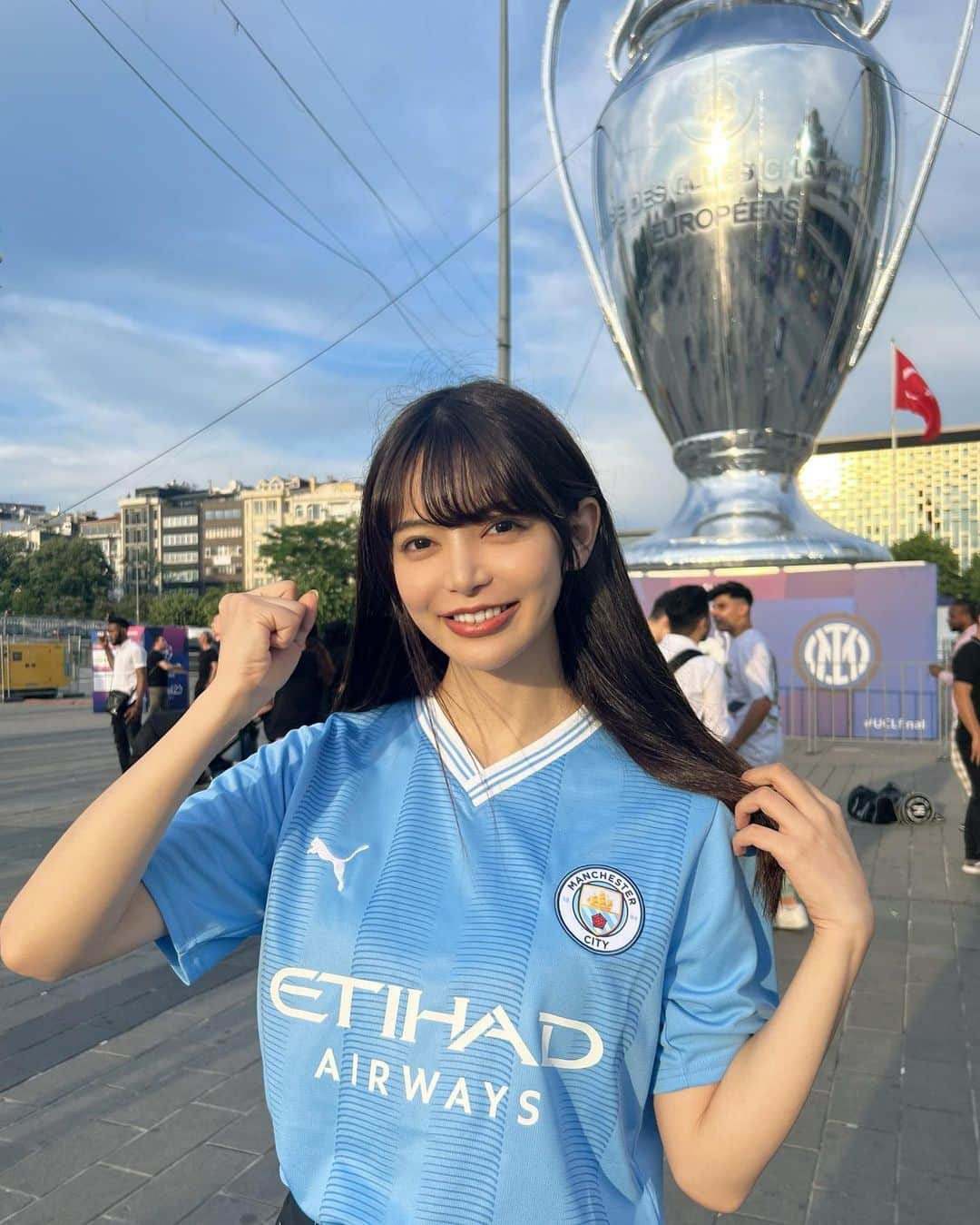 あやてん（島田彩加）のインスタグラム：「🏆🏆🏆💙  2日経ったのにまだ余韻が抜けません🥹まあまだイスタンブールにいるし  幸せな気持ちを胸に仕事がんばる！  たくさん写真撮ってもらったので全部載せとこ✌️  イスタンブールでお会いしたシティズンのみなさん、ありがとうございました！！！  ひとりで行ったけど結局色んな方と合流できて楽しかったし、やっぱりひとりよりみんなが楽しいなとおもった  FANZONEで飲むビールさいこうだったな🍺  来日も楽しみだ〜！！！！  #uclfinal  #mancity  #mcifanz  #mcfc  #manchestercityfc  #cityzens  #chanpionsleague  #manchestercity #ctid  #istanbul  #ayaten  #맨시티  #풋살  #サッカー観戦  #現地観戦  #マンチェスターシティ  #サッカー女子  #チャンピオンズリーグ」