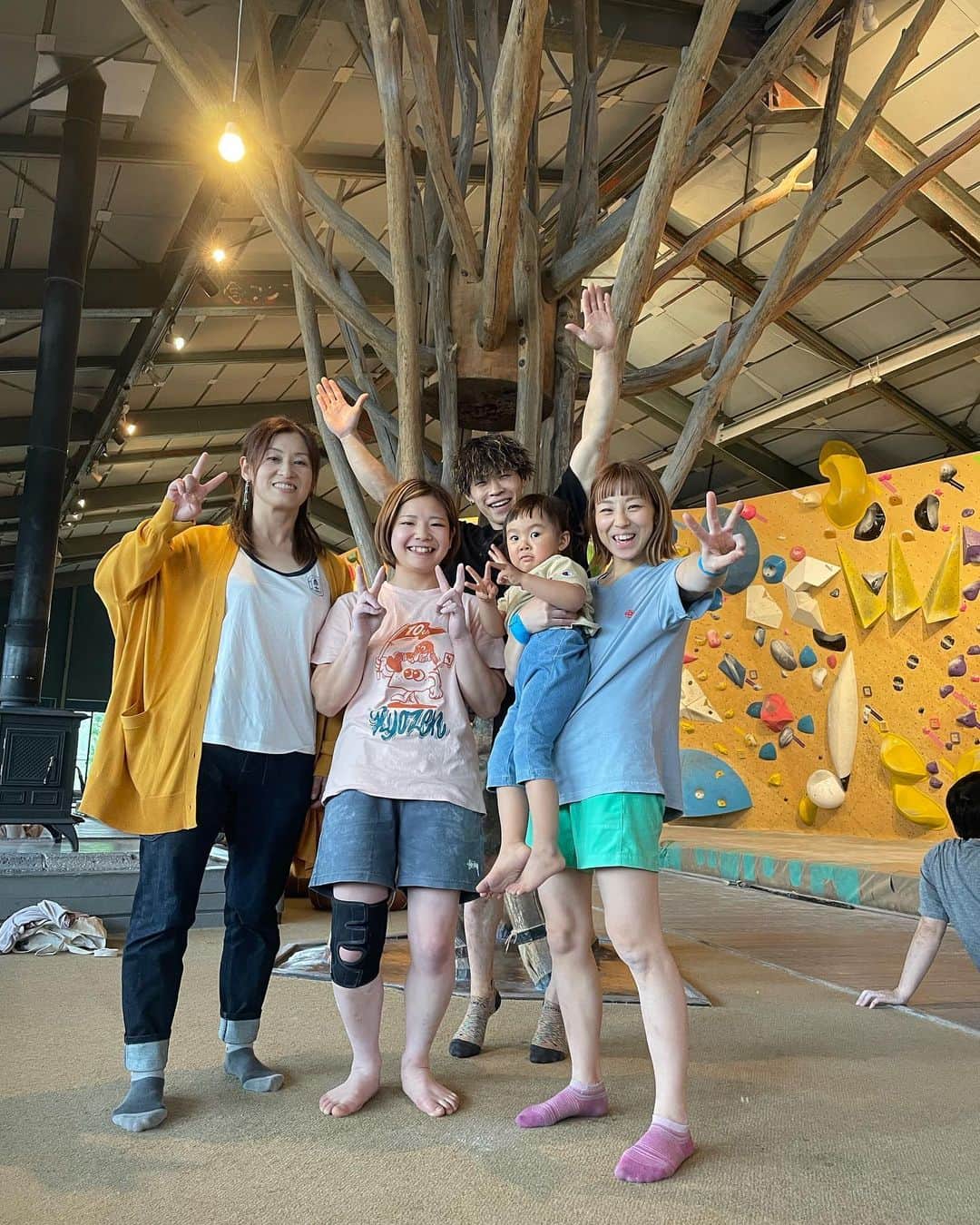三浦絵里菜のインスタグラム：「昨日は @flatbouldering へ🚗💨  とても楽しかったー！！ すずちゃん、ようこさん、いっこーくんありがとでした😘  また行きましょーー🙋‍♀️  ときちゃんと遊んでくれた皆様ありがとございました👧🏻 また遊んでください🙇‍♀️  今週は遂に京都に帰ります✈️笑 飛行機がんばるぞー。  仙台の皆さんまた来月会いましょう🙋‍♀️笑  #成年女子 #とikko  #一瞬で終わる日曜日   動画は謎にゴール取りビビって1撃逃した課題😂 ようこさんありがとです🎥」