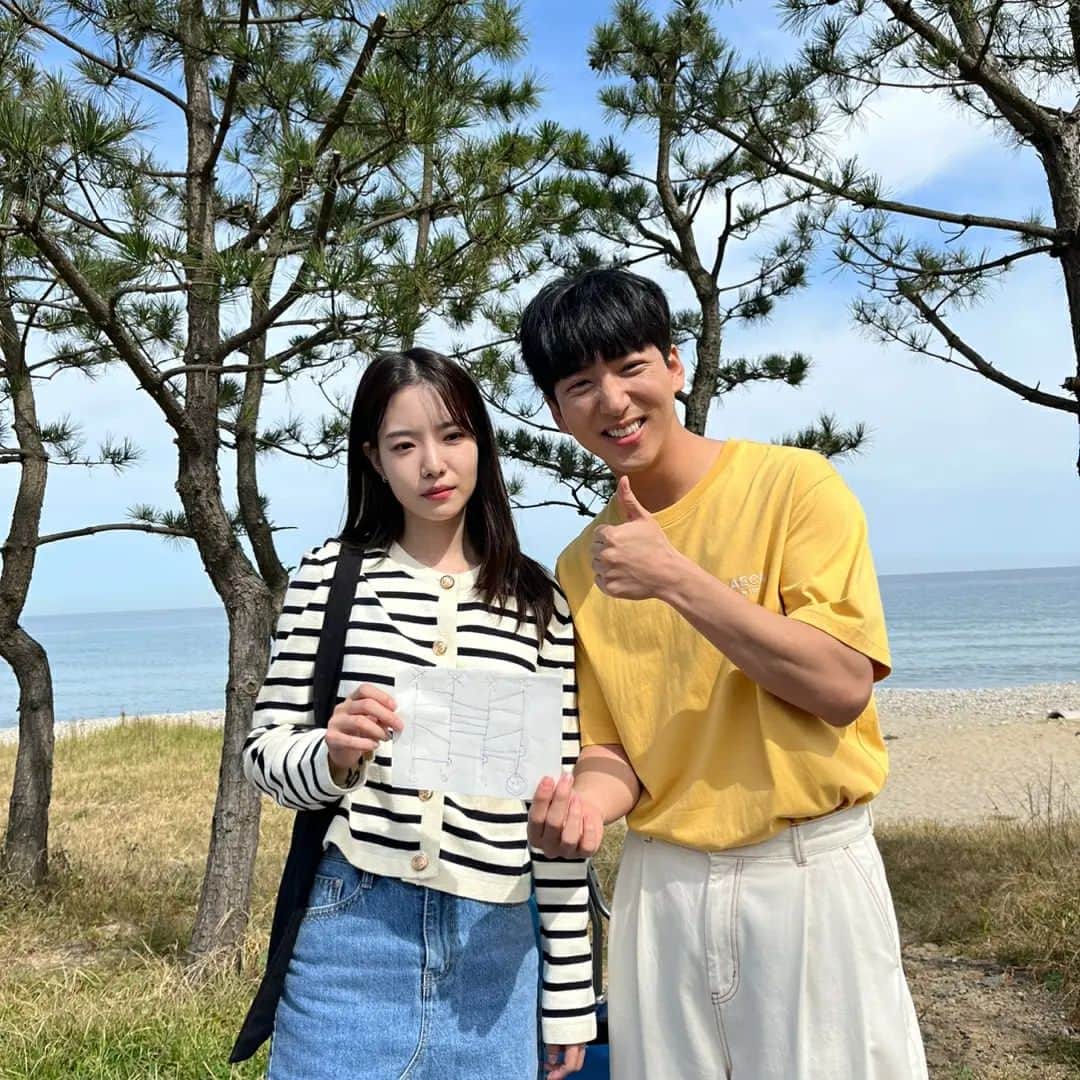ハ・スンリのインスタグラム：「⠀ ⠀ ⠀ 음료 10잔 사다리 타기🥤 누가 걸린 걸까요?  오늘도 밤 11시 30분 MBC DRAMA에서 <로맨스 빌런> 본방사수!!  #로맨스빌런 #MBCDRAMA」