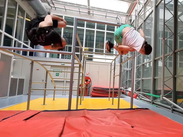 泉ひかり（パルクール）のインスタグラム：「Good training at Centr'Halles Park  w/ @naganegionene @emilio.ekinox @mowggly @huet_nicolas @sulian.pk @uto.di.utopist @droma.snp  #parkour #parkour4life #parkourgirl #girlspower #girlparkour #freerunning #parkourgirls #seeanddo #traceuse #traceur #running #training #jump  #activity #movemet #traceuselife #lache #パルクール #パルクール系女子 #女子トレーサー #フリーランニング #トレーニング #趣味  #フィットネス #跑酷  #海外旅行  #フランス旅行」