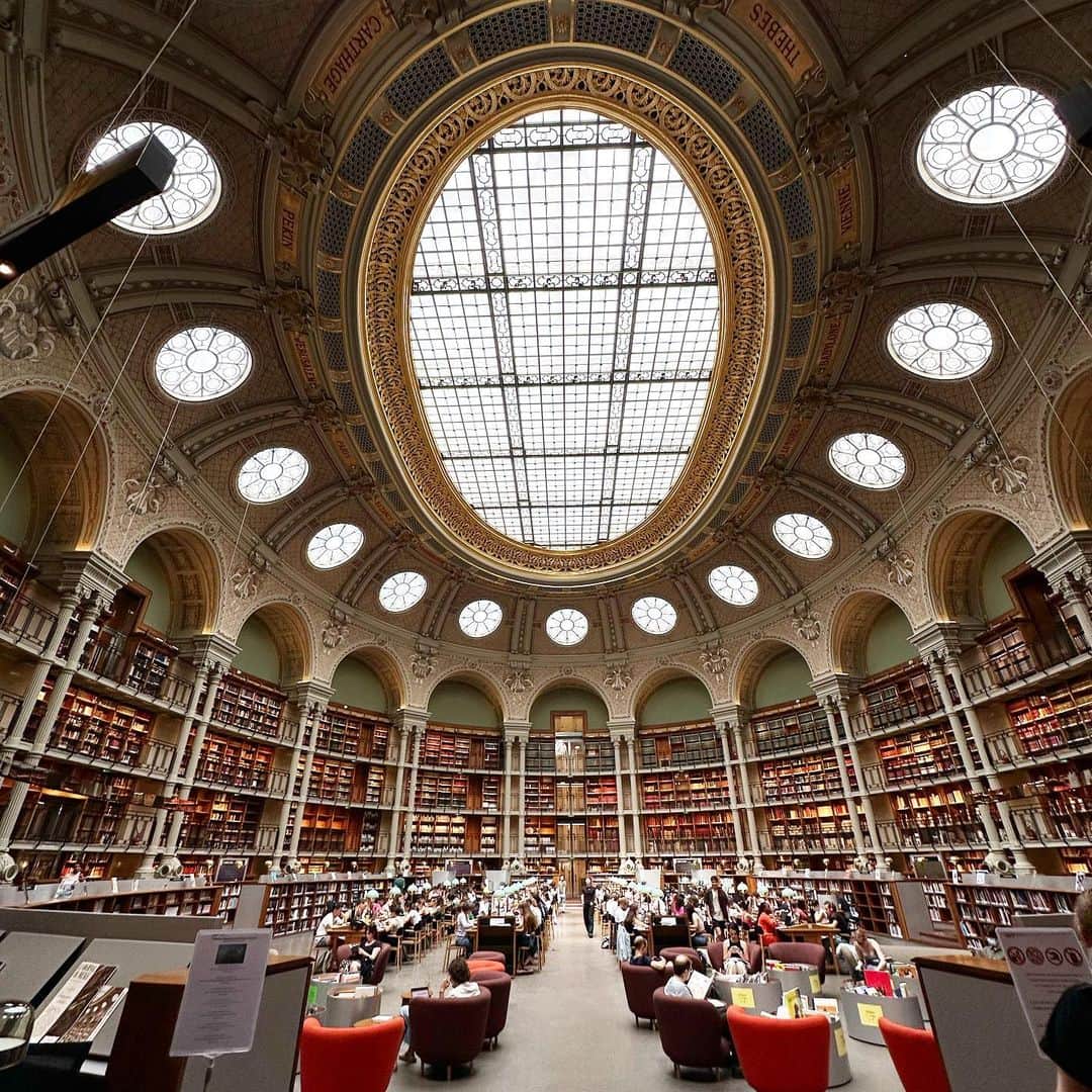 石井美保のインスタグラム：「フランス国立図書館 リシュリュー館 。息を呑む美しく清らかな空間で、静寂とともにしばし全てを忘れて解放されました。美しい時間だけを胸に刻んで… at Bibliothèque nationale de France#mihoishii_paris」