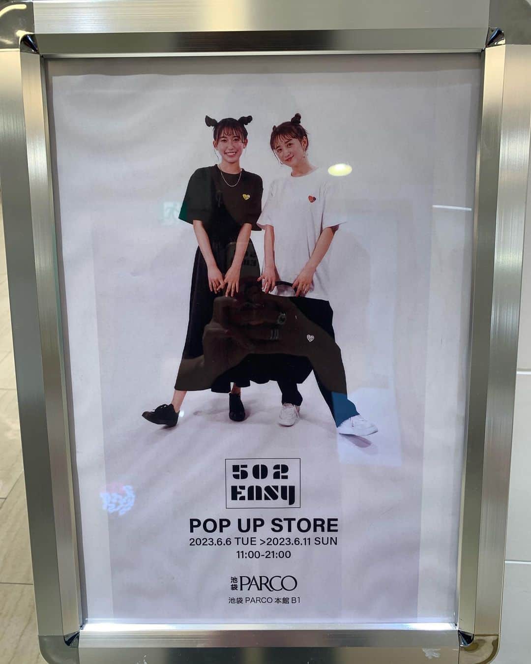 小松彩夏さんのインスタグラム写真 - (小松彩夏Instagram)「⁡ 今回で4回目の開催となる【502EASY POPUP STORE】無事に終了しました👏👏👏 ⁡ 搬出作業は汗だくになりながら 頑張りました😂笑 ⁡ 今回も沢山の方にお越しいただき ありがとうございました‼️‼️‼️✨✨ ⁡ 写真は来てくれたお友達や知り合いのみなさんと📸写真撮れなかった方もいましたが、こんなに沢山来てくれました🥹❤️ ⁡ 【502EASY】2周年記念イベントから始まり、先月の『TGC teen ICHINOSEKI 2023』、そして今回のポップアップと本当に走り抜けた感がすごいです🏃💨 ⁡ 【502EASY】をいつも愛用してくださっているみなさんのおかげでここまで来れました🥹❤️ ⁡ 本当に本当にありがとうございます🙇‍♀️🙇‍♀️🙇‍♀️ ⁡ ちょっとゆっくりしたいところですが しばらくはバタバタしそうです🤣 ⁡ 来月にはバースデーイベント(間に合うのか⁉️笑)も開催予定です🎂(ここだけの話し、7/15(土)は空けておいてもらえると嬉しいです😜) ⁡ ちょっとばかし、身体が悲鳴をあげているのでリカバリーしっかりして体調に気を付けて、まだまだ頑張りたいと思います💪✨笑 ⁡ 近々お知らせ事も沢山できるかと 思いますので楽しみにしていてください😉✨ ⁡ まだ載せたい写真も沢山あるので落ち着いたら少しずつUPしていきます📸 ⁡ #502EASY #小松彩夏 #ポップアップ #池袋 #池袋PARCO #PARCO #新作」6月12日 17時42分 - official_ayaka_502