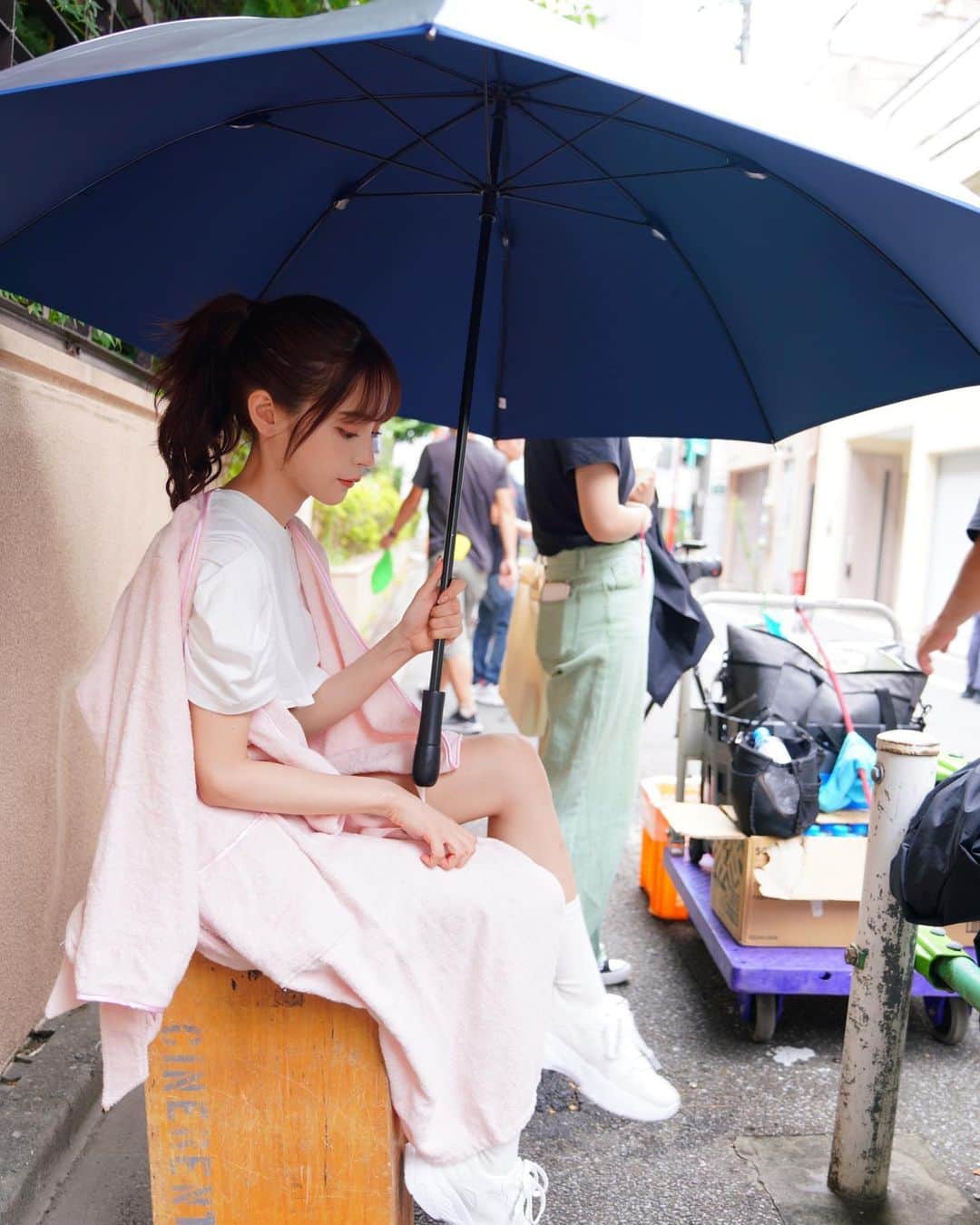 桃乃木かなさんのインスタグラム写真 - (桃乃木かなInstagram)「オフショット  先に言ってしまうと これは傘が大きいんですね〜  #撮影」6月12日 17時40分 - kana_momonogi