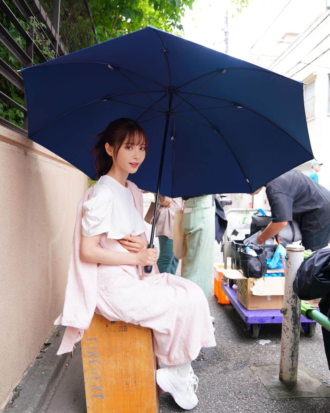 桃乃木かなさんのインスタグラム写真 - (桃乃木かなInstagram)「オフショット  先に言ってしまうと これは傘が大きいんですね〜  #撮影」6月12日 17時40分 - kana_momonogi
