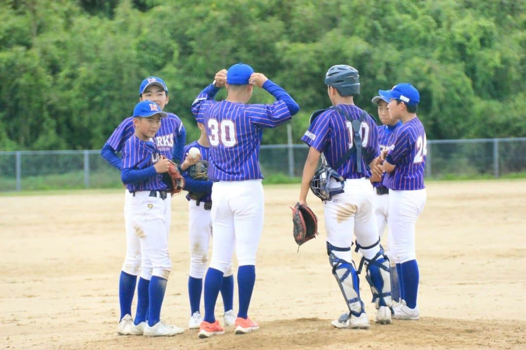 島井寛仁さんのインスタグラム写真 - (島井寛仁Instagram)「2023.6.11 第1回内外ゴム杯熊本県クラブチーム選手権大会 (熊本県中体連予選) 準決勝・決勝  今年からクラブチームの中体連参加が認められました⚾️  熊本県内のクラブチームで予選を行い、 1チームのみ県大会への出場権利が与えられます。  結果は ・ ・ ・ 🏆優勝🏆  選手、保護者、スタッフが一つになりチーム力での優勝だと感じました🔥🔥  相手チーム、審判、大会開催に御尽力頂いた皆様ありがとうございました。 敬意を払いrespect🔥🙇‍♂️  #九州 #熊本 #野球 #学童野球 #中学野球 #高校野球 #甲子園 #プロ野球 #野球塾 #中学軟式野球クラブチーム #larks熊本east #ラークス熊本イースト #larks #ラークス #野球好きな人と繋がりたい  #respect」6月12日 17時46分 - shimai_hirohito