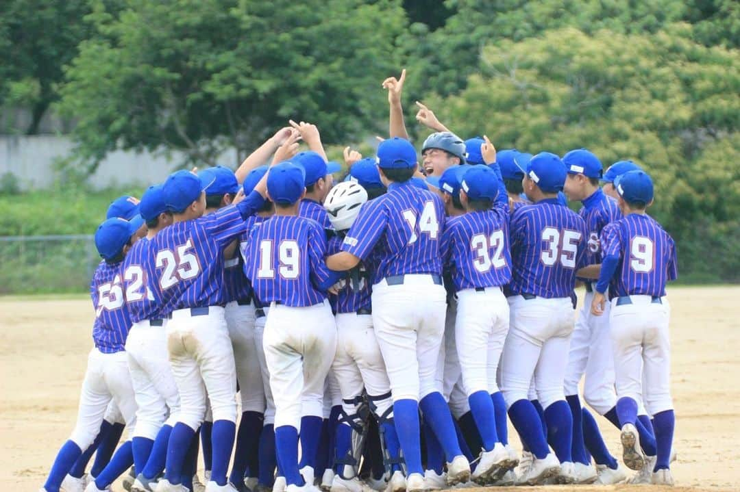 島井寛仁のインスタグラム：「2023.6.11 第1回内外ゴム杯熊本県クラブチーム選手権大会 (熊本県中体連予選) 準決勝・決勝  今年からクラブチームの中体連参加が認められました⚾️  熊本県内のクラブチームで予選を行い、 1チームのみ県大会への出場権利が与えられます。  結果は ・ ・ ・ 🏆優勝🏆  選手、保護者、スタッフが一つになりチーム力での優勝だと感じました🔥🔥  相手チーム、審判、大会開催に御尽力頂いた皆様ありがとうございました。 敬意を払いrespect🔥🙇‍♂️  #九州 #熊本 #野球 #学童野球 #中学野球 #高校野球 #甲子園 #プロ野球 #野球塾 #中学軟式野球クラブチーム #larks熊本east #ラークス熊本イースト #larks #ラークス #野球好きな人と繋がりたい  #respect」