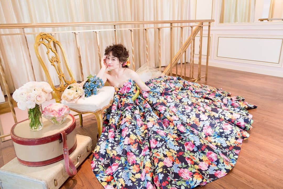 のインスタグラム：「. お花畑を連想させる華やかな カラードレス♡  くしゅっとしたふわふわヘアを合わせて レトロモダンな装いを楽しんで✨ . @rakukon をフォローして 『#楽婚』をつけて、 お写真の投稿大歓迎♡ 公式IGでリグラムされるかも！？  Webでご予約はTOPのURLより♡ ⇒@rakukon . #rakukon #ベストアニバーサリー #wedding #weddingday #weddingreception #weddingreportage #weddingday #ウェディング #結婚式 #結婚 #フォトウェディング #ウェディングフォト #前撮り #記念日 #プレ花嫁 #卒花 #花嫁 #2023春婚 #2023夏婚 #2023秋婚 #結婚式準備 #結婚式演出 #結婚式レポ #オリジナルウェディング #ナチュラルウェディング #ドレス試着 #ドレス迷子 #お色直し #カラードレス」