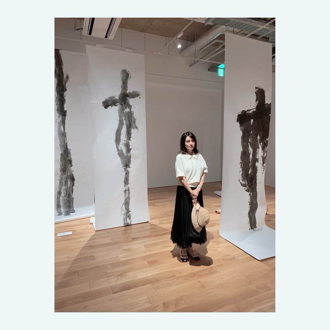 柴咲コウのインスタグラム：「高橋龍太郎コレクション 「ART de チャチャチャ  －日本現代アートのDNAを探る－」展  2023.04.28 - 8.27  日本語版の音声ガイドを務めました！  是非ガイドを聞きながら、高橋龍太郎コレクションをご堪能ください🍀  私も展示を拝見しに行ってきました。 梅雨どきに美術館は良いですね☔️  それにしても、超絶技巧は意識が吸い込まれるようで圧巻… 特に、2枚目と3枚目の写真の展示に目と心を奪われました。  ============ WHAT MUSEUMでは、公式アプリをダウンロードいただくと、音声ガイドを無料でご利用いただけます。  #梅雨の美術館 #寺田倉庫ミュージアム  #artdeチャチャチャ  #高橋龍太郎コレクション #金子富之 #赤山地龍 #見附正康」