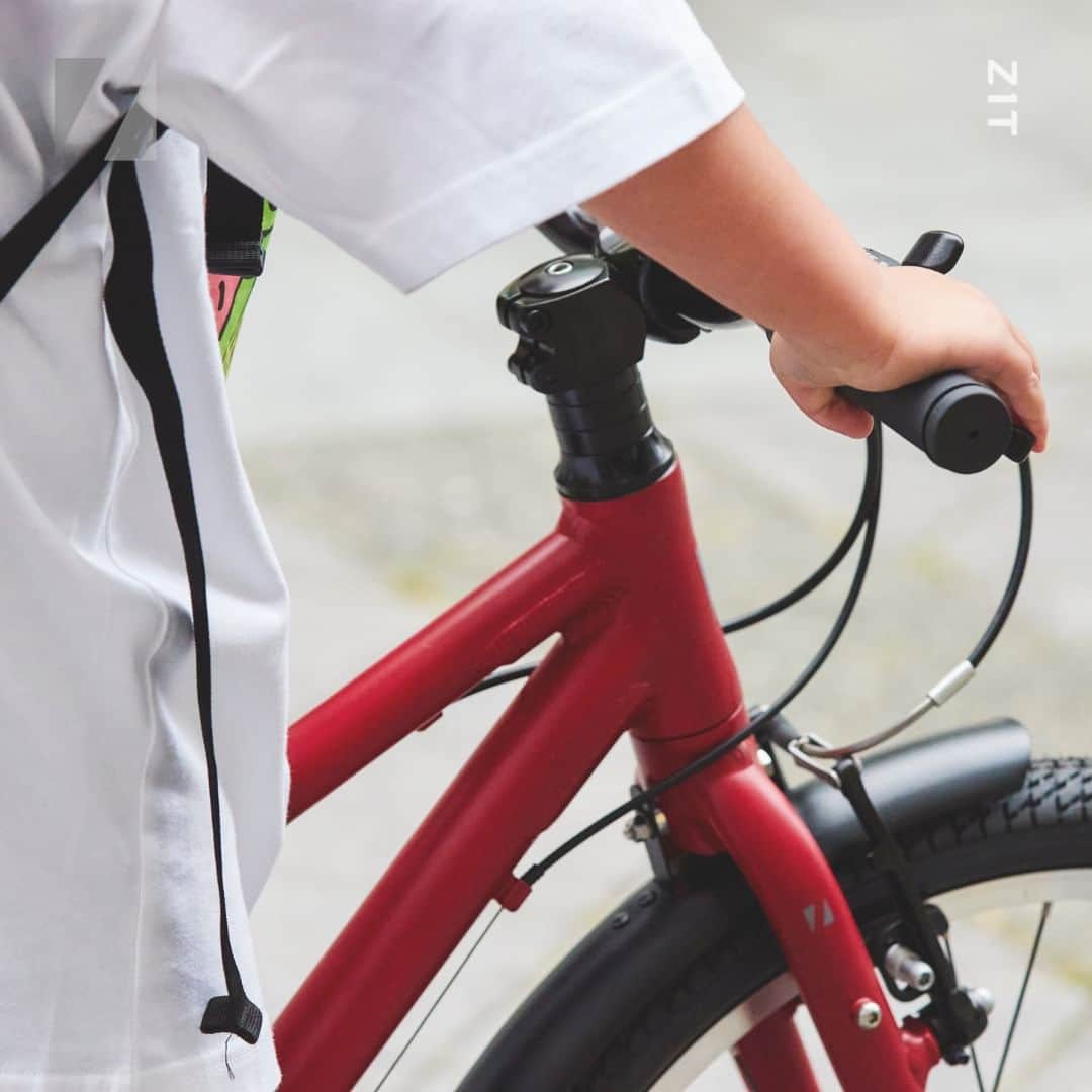 のインスタグラム：「ZIT ジット  自転車が大好きになる超軽量キッズバイク。 ペダルを漕げるようになった瞬間、普段車で行っている公園に自転車でたどり着いた瞬間、達成感と自尊心で満たされた最高の笑顔に出会えます。 クラス最軽量9.2kg(22”)で軽くて思い通りに走れるZITは子どもの移動範囲をさらに広げてくれて、何よりも楽しい親子の時間を作れます。 —————————— #ritewayzit #ジット #riteway #ライトウェイ #自転車 #自転車のある生活 #キッズ自転車 #ジュニア自転車 #こども自転車 #子供自転車 #サイクリング #クロスバイク #22インチ自転車 #24インチ自転車 #26インチ自転車」