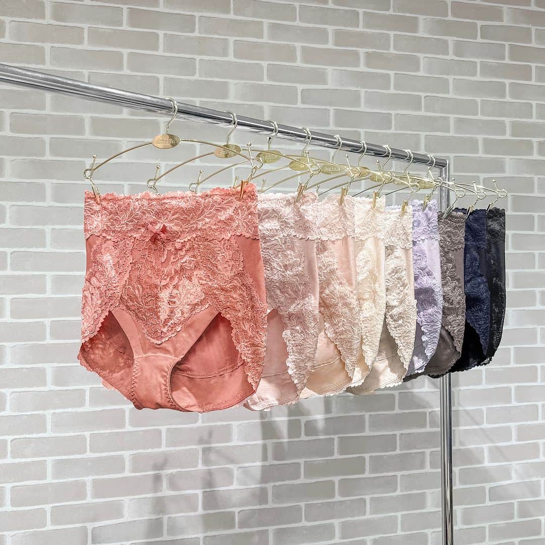BradelisNewYork/ブラデリスニューヨークのインスタグラム：「. 自然体のキレイを最大限に引き出すコンフォート補整ブランド 《ブラデリスニューヨークピース》 @bradelisnewyorkpeace_official が、 6/15（木）にQVCチャンネルに登場！  《おしりPラインレーシーショーツ》  はくだけで簡単に立体的な上向きヒップをかなえてくれるアイテム♪  おへその上までカバーしてくれるハイウエストのはきこみ丈で ウエストからヒップまですっぽり包みこみ、 ウエストのお肉を面で押さえてくれるので段差になりにくい♪  たっぷりのかぶりによりお尻と太ももの境目に沿いやすくなり 食い込みやずれ上がりを軽減！安定感があるはき心地です°˖✧  ウエストベルトには風に吹かれ流れる光沢のリーフモチーフと 太陽の光を浴びて透き通る満開のオールドローズのような 夏のバカンスを思わせるような爽やかな風景をイメージしたレースを使用！  肌に触れる部分は細めの糸を使用することで柔らかくソフトな肌触りに♡  カラーバリエーションは全部で3色×3セット！  クラシックセット： ロイヤルベージュ・ライラック・ブラック  フェミニンセット： パールグレージュ・ヌーディピンク・インクブルー  トレンドセット： バニラ・コーラルピンク・チャコール  お洋服サイズで選びやすい全7サイズ展開！ 【Ｓ・Ｍ・Ｌ・ＬＬ・３Ｌ・４Ｌ・５Ｌ】  ぜひチェックしてみてください♡  #ブラデリスニューヨーク #ブラデリス #bradelisnewyork #bradelis #補整ショーツ #補整下着 #補正 #補正ショーツ #スタイルアップ #styleup #ボディメイク #美ボディ #ヒップケア #ブラデリスニューヨークピース #bradelisnewyorkpeace」