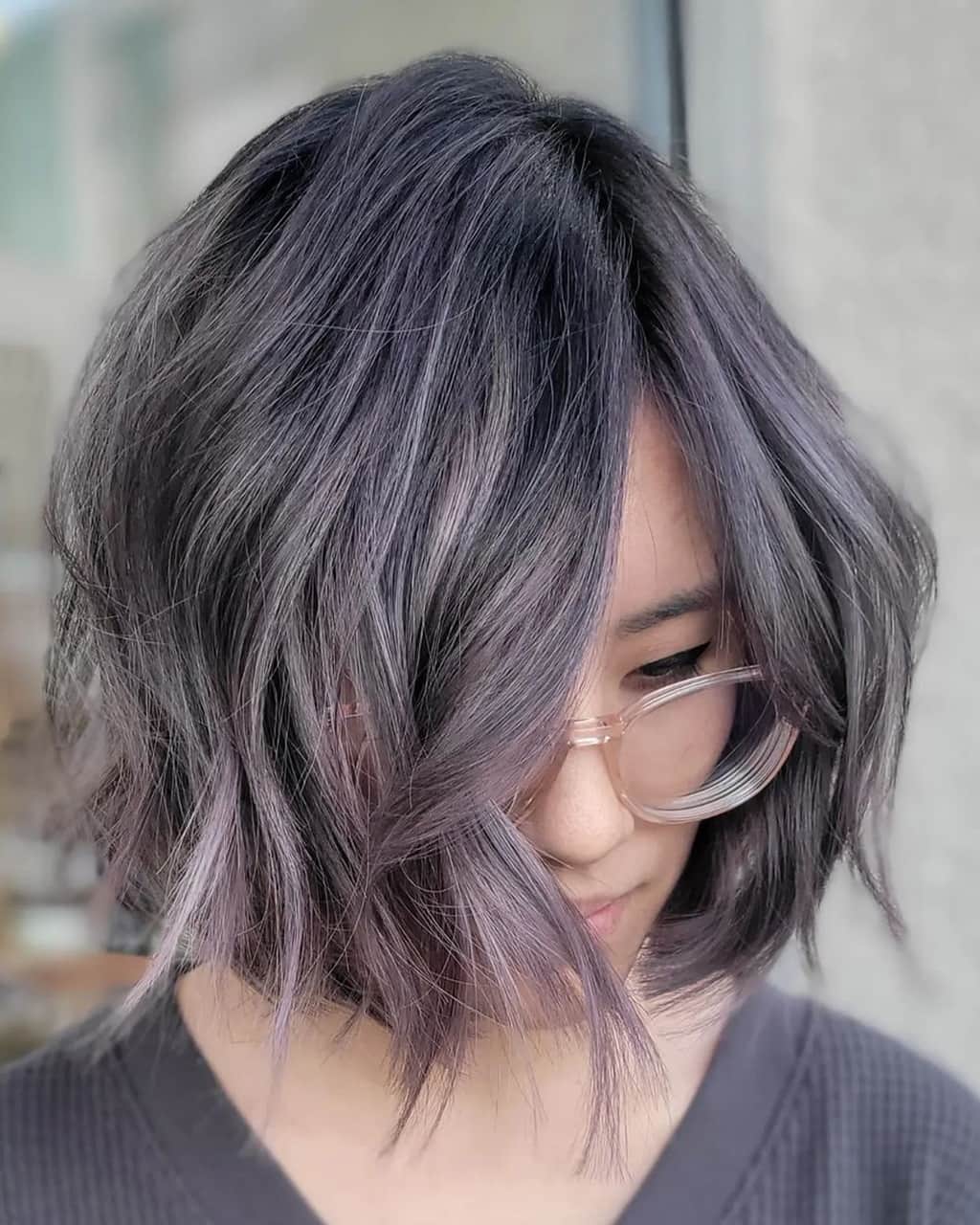 Schwarzkopf Professional Japanさんのインスタグラム写真 - (Schwarzkopf Professional JapanInstagram)「#hairartist @oh_these_hair_perfections creat  バレイヤージュのシルバーラベンダー。 暖色でも寒色でもない紫は似合いやすく、 黒髪にもなじみやすい💜  #バレイヤージュ #パープルカラー #シュワルツコフ #シュワルツコフプロフェッショナル #ボンディングブリーチ #ブリーチカラー #ボンドカラー #ブリーチ #ケアブリーチ #ヘアカラー #ハイトーンカラー #デザインカラー #schwarzkopf #schwarzkopfprofessional」6月12日 18時00分 - schwarzkopfjapan