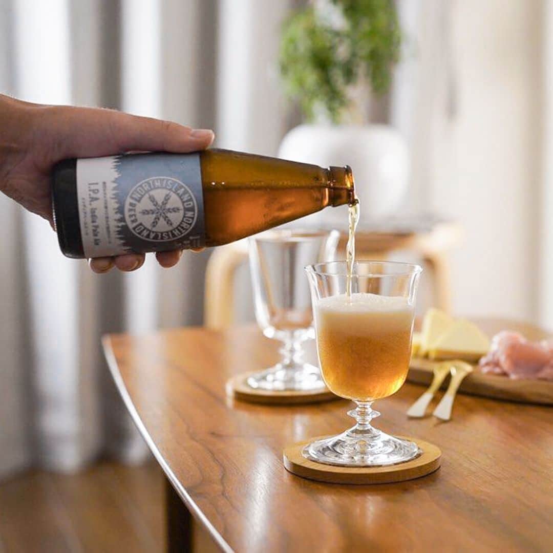 のインスタグラム：「＼今日はどれを選ぶ？／  自らが飲みたいものを造る。  それが最良の道と信じ、造り手たちがそれぞれの想いと情熱で自由で多彩なビール造りをすることが NORTH ISLAND BEERのコンセプト。  カナダで修業したブルーマスターによってこのビールは造られています。  修行中に恩師から授かった言「Beer is Art」の言葉通り 北の大地・北海道で多種多様なビール造りを行っています🍻  まずはNORTH ISLANDビールの代表的な定番ビールから華やかな香りのピルスナー、 琥珀色が印象的なブラウンエール、鮮烈なホップを楽しむI.P.A.、 コリアンダーが香るコリアンダーブラックを各1本とフルーティーな香りのヴァイツエンを2本の合計6本をお届けいたします。  ＜ピルスナー＞ 華やかに香る王道のラガー。 ホップの華やかな香りと程よい苦みが心地よい、クリーンでスッキリとした味わいのラガービールです。  ＜ブラウンエール＞ 豊かな香りと深い味わいが調和したエール。 麦芽のコクと香ばしさ、ホップの華やかな香り、エール酵母がかもし出す複雑で豊かな香り。 全ての要素がバランス良く調和した芳醇でまろやかな茶褐色のビールです。 2008年インターナショナルビアコンペティション銀賞受賞。  ＜I.P.A＞ 鮮烈なホップの香りと苦みが魅惑のエール。 柑橘系の爽やかな香りのアメリカンホップを贅沢に使用。 鮮烈な香りと強い苦みが特徴のクセになったら止められない魅力を持ったエールビールです。 2008年、2009年2008年、2009年ジャパン・アジアビアカップ　連続金賞受賞。  ＜コリアンダーブラック＞ コリアンダーが爽やかに香る黒ビール。 コリアンダーの華やかで爽やかな香りと黒ビールのロースト香が見事に融合した、爽快で飲み飽きしない黒ビールです。 ジャパン・アジアビアカップ2008銀賞受賞。  ＜ヴァイツェン＞ 苦味を抑えた爽やかでフルーティーな小麦ビール。 北海道江別市産「ハルユタカ」小麦使用。 ヴァイツェン酵母がかもし出すフルーティーな香りが特徴です。 苦みを抑えた口当たりの優しい小麦ビールです。  美味しいビールの飲み比べセットは #父の日 のプレゼントにもおすすめです👨‍💼  *─────────────────────* どのビールが気になる？ 気になるフレーバーをコメントして教えてくださいね！ *─────────────────────*  🛒ノースアイランドビール 飲み比べ6本セット 【商品番号】 6635208  ーーーーーーーーーーーーーーーーーーーーーーー 気になる商品は【保存】をすると、 後から見返せます♪ ーーーーーーーーーーーーーーーーーーーーーーー  @northmall_com は 「毎日の暮らしをちょっとおしゃれに、もっと楽しく。」 北欧雑貨やインテリア、ファッション、アウトドアグッズ、グルメなど… 見ているだけでワクワクするモノを常時1万アイテム以上取扱い中！ ライフスタイルに役立つ情報を皆様にお届けしています。 ぜひフォローして最新情報を受け取ってください✉️🦔  #northmall  #ノースモール  #ノースモールのお取り寄せ #北海道 #北海道グルメ #ご当地グルメ #ノースアイランドビール #飲み比べ #お酒好きな人と繋がりたい #家飲み」
