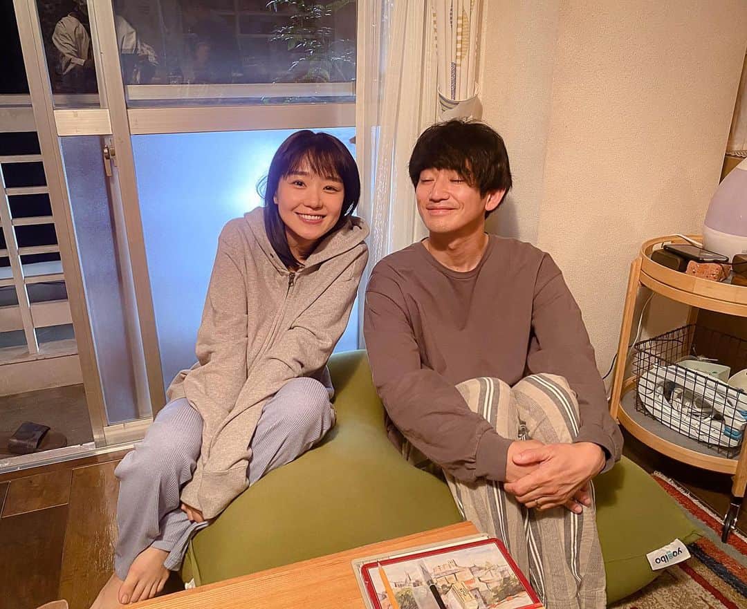 あなたがしてくれなくてものインスタグラム：「． 🫧オフショットをお届け🫧  吉野家のリビングで くつろぐ #奈緒 さんと #永山瑛太 さんの 本編とはまた違った２ショットを📸✨  #あなたがしてくれなくても  📣 ９話の #TVer 見逃し無料配信は 　　次回放送まで！ 　　まだの方ももう一度見たい方も 　　お見逃しなく👀✨ 📺１〜３話も変わらず無料配信中 　　プロフィール欄のリンクからチェック！」