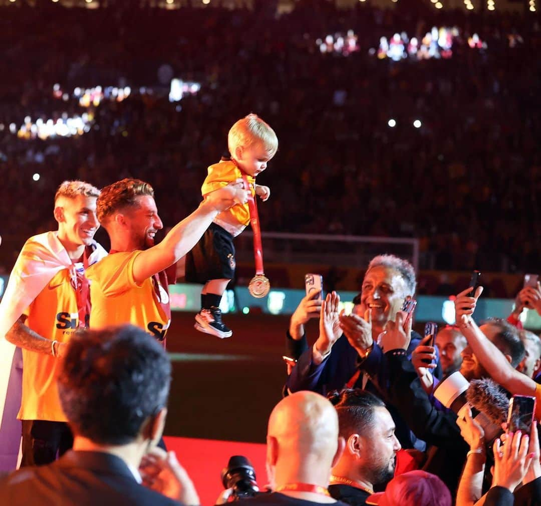 ドリース・メルテンスさんのインスタグラム写真 - (ドリース・メルテンスInstagram)「One more year 💛❤️ @galatasaray」6月12日 17時53分 - driesmertens