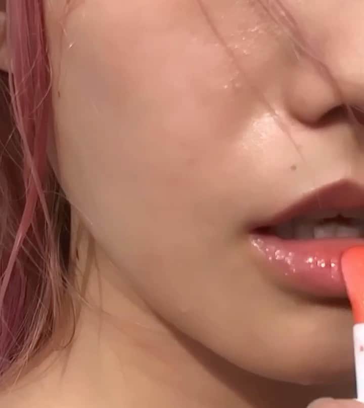 小林レイミのインスタグラム：「Ready to get wet 💄💦🫧  @issyandcompany」