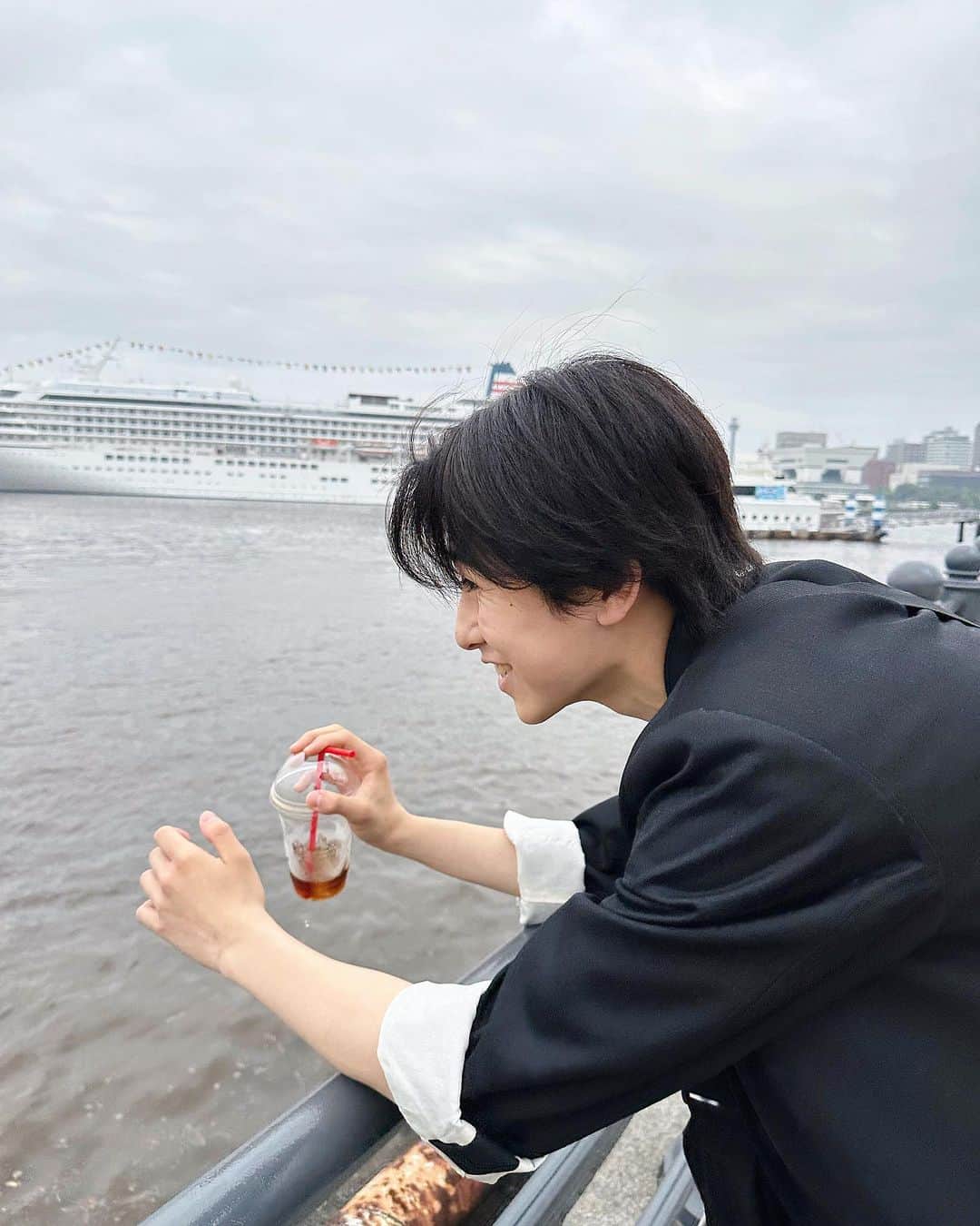 本島純政さんのインスタグラム写真 - (本島純政Instagram)「みなとみらいで海を眺めてました！ 曇りだったから眩しくなくてよかった〜😶  #海 #みなとみらい」6月12日 17時54分 - junsei_motojima