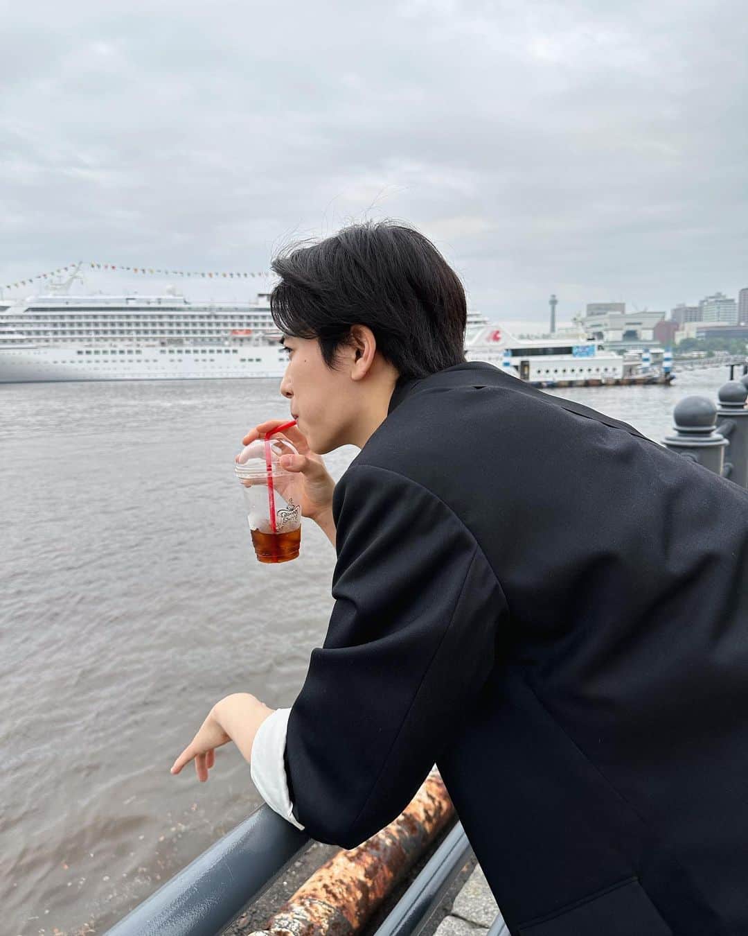 本島純政さんのインスタグラム写真 - (本島純政Instagram)「みなとみらいで海を眺めてました！ 曇りだったから眩しくなくてよかった〜😶  #海 #みなとみらい」6月12日 17時54分 - junsei_motojima