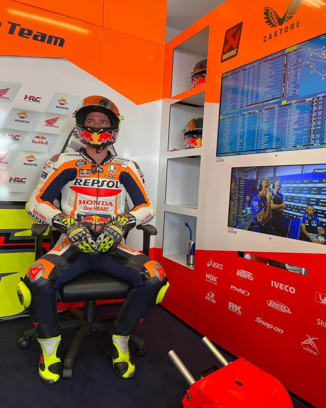 レプソル・ホンダのインスタグラム：「Back that dump truck up, some #BTS pics for the #ItalianGP. Scroll to the end 👀」
