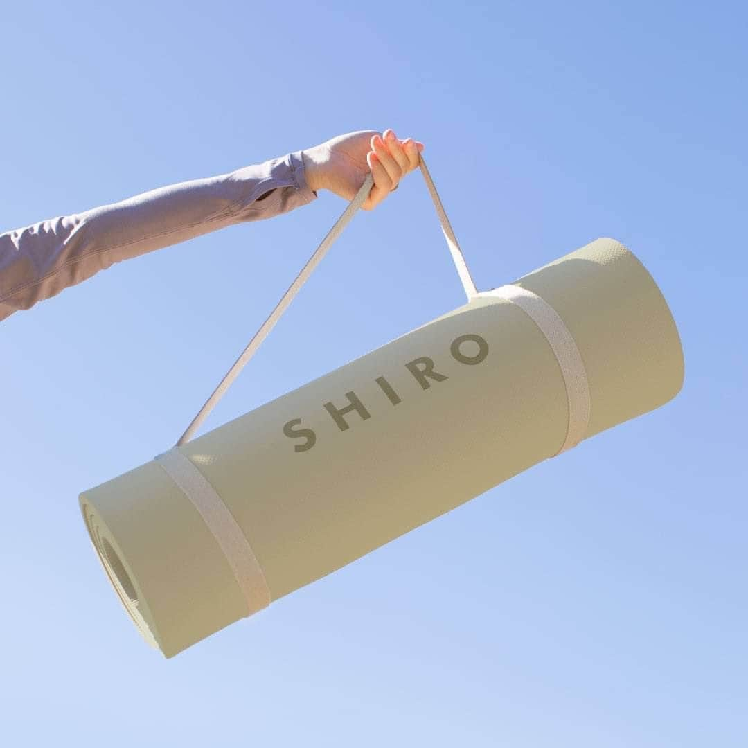 shiroさんのインスタグラム写真 - (shiroInstagram)「SHIRO Membership Programでは、日ごろから製品を愛用していただいているお客様の会員ステージに応じて、選べる特典をお渡ししております。  その中で、ゴールド特典ではSHIROのロゴが刻印されたヨガマットも！ 厚みもあり、体をしっかりと預けることもできます。  持ち運びもできるので、お休みの日はヨガマットを持って公園に出かけませんか？  #SHIRO #SHIROMembershipProgram #ヨガマット」6月12日 17時56分 - shiro_japan