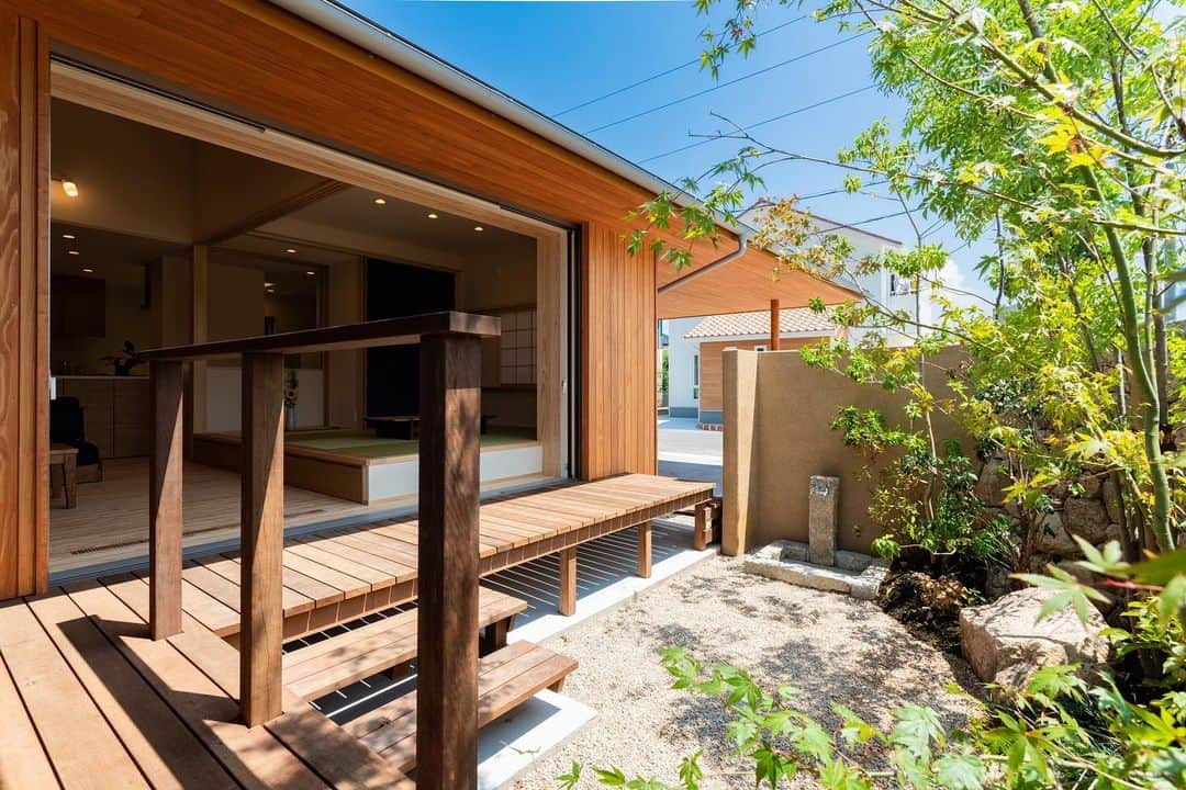 安成工務店さんのインスタグラム写真 - (安成工務店Instagram)「シンプルで上品な佇まいの平屋の家。石垣で囲ったお庭は、緑が美しいプライベートな空間です。  more photos…@yasunari_komuten  ...............  💡暮らしの中の“ちょっといいな”を集めました @yasunari_life  💡安成工務店がご提案する家具ショップ @ecoshop_com  ...............  #平屋 #平屋外観 #平屋インナーガレージ #平屋の庭 #安成工務店 #yasunari #工務店 #注文住宅 #住宅 #木の家 #木造 #一戸建て #新築 #マイホーム #省エネ住宅 #エネルギー自給 #自然素材 #OMソーラー #家 #無垢材 #山口県 #福岡県 #季節を楽しむ #津江杉 #珪藻土 #輪掛乾燥材 #家造り #和モダン #カッコイイ家 #家づくり記録」6月12日 17時56分 - yasunari_komuten