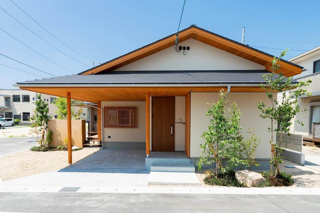 安成工務店さんのインスタグラム写真 - (安成工務店Instagram)「シンプルで上品な佇まいの平屋の家。石垣で囲ったお庭は、緑が美しいプライベートな空間です。  more photos…@yasunari_komuten  ...............  💡暮らしの中の“ちょっといいな”を集めました @yasunari_life  💡安成工務店がご提案する家具ショップ @ecoshop_com  ...............  #平屋 #平屋外観 #平屋インナーガレージ #平屋の庭 #安成工務店 #yasunari #工務店 #注文住宅 #住宅 #木の家 #木造 #一戸建て #新築 #マイホーム #省エネ住宅 #エネルギー自給 #自然素材 #OMソーラー #家 #無垢材 #山口県 #福岡県 #季節を楽しむ #津江杉 #珪藻土 #輪掛乾燥材 #家造り #和モダン #カッコイイ家 #家づくり記録」6月12日 17時56分 - yasunari_komuten