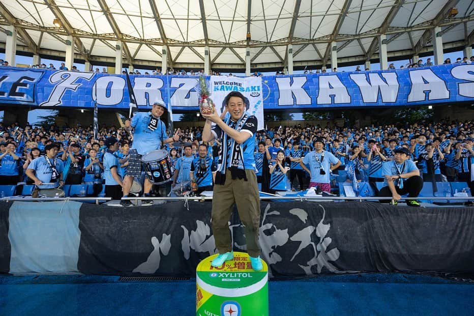 高橋茂雄さんのインスタグラム写真 - (高橋茂雄Instagram)「川崎フロンターレの始球式に呼んでいただきました！！ 両チームサポーターのみなさんの熱量がすごすぎました。  試合もおもしろすぎました！  Ｊ1は、フロンターレを応援することにさせてもらいます！  贈呈式で、サウナのロウリュウ用のバケツとラドルをお渡ししたら、サンフレッチェのキャプテンの佐々木選手に結婚おめでとうございます。と言っていただいた。  うれしくて、佐々木選手のファンにもなりました！  #j1 #フロンターレ #j2 #エスパルス #j3 #愛媛fc #日本代表は毎回応援」6月12日 18時08分 - shigeo0128