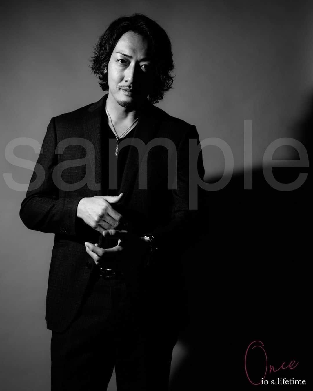のインスタグラム：「お待たせ致しました。 本日18:00～予約販売開始となります！ 企画段階から考えると一年以上の企画となり 本日皆様にお届け出来る事を嬉しく思います。  今回のご予約に関しましては Twitter  Facebook  InstagramのDMにて受付させて頂きます。 ご予約の際 ①氏名(フリガナ) ※本名でお願い致します。 ②郵便番号&ご住所 ③購入部数 をDMにてお知らせお願い致します。 頂きましたらこちらから順に振込先をお知らせさせて頂きます。  入稿印刷に遅れがおきない限り7月4日に全冊が手元に届く予定となっておりますので 順次一冊ずつ北村圭吾が責任もって愛情込めて 発送手続きをさせて頂きます！  今回の発売には追加で 「プリント販売」も行いたいと思いますので、 それはまた準備が整い次第お知らせさせて頂きますので、そちらも楽しみにして頂けたらと思います✨」