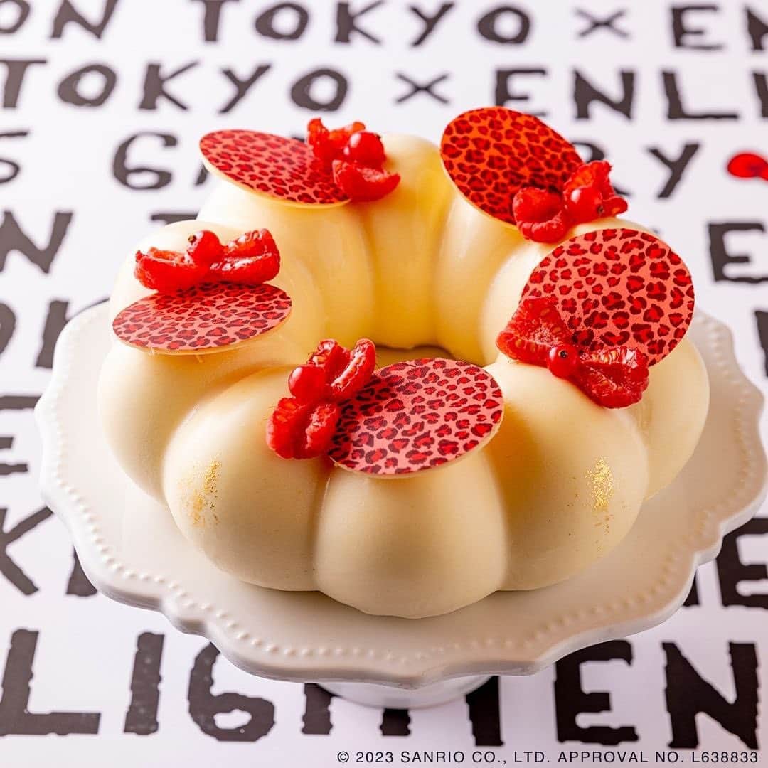 ヒルトン東京さんのインスタグラム写真 - (ヒルトン東京Instagram)「【ハローキティ スイーツビュッフェ】  チョコレートのロールケーキをホワイトチョコムースで包みこんだケーキ🍰や夏のフルーツを感じさせるカラフルなチーズスフレ。 思わずお皿に取りたくなるブーケの様なフルーツゼリー✨  スイーツ好きにはたまらない空間です❤  【開催情報】  場所：ヒルトン東京 1 階 マーブルラウンジ  開催期間：〜8 月 31 日（木）  営業時間：2:30pm – 5:00pm  6月30日まで学割プラン開催中🎀  #ヒルトン #ヒルトン東京 #hilton #hiltontokyo #ホテル #hotel #ホテル女子会 #スイーツビュッフェ #スイーツ # マーブルラウンジ #sweetsbuffet #marblelounge #ホテルビュッフェ #ホテルビュッフェ #新宿ビュッフェ #新宿 ランチ #ハローキティ #HelloKitty #キティちゃん #サンリオ #フルーツ #メロン #桃 #夏 #かわいい #kawaii #헬로키티 #케이크 #뷔페」6月12日 18時01分 - hiltontokyo