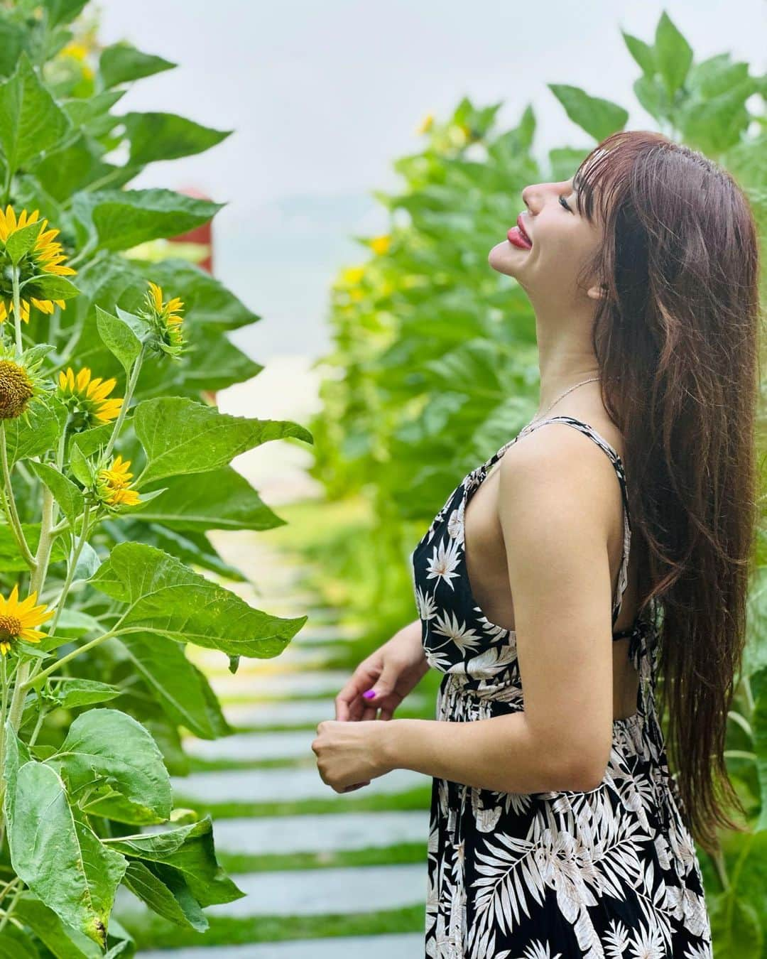 April Imanさんのインスタグラム写真 - (April ImanInstagram)「My childhood favorite flower 🌻🌻🌻 And still one of my favorites now💛💛💛 . . . . #apriliman #babesofinstagram #beautifulgirls #asianmodel #asiangirls #asianbeauty #travelblogger #travelphotography #travelholic #vacationmode #vacationvibes #vacationtime #vacationlife #summervacation #wanderlust #wandertheworld #travelpics #traveladdict #sunflower #sunflowers #happygirl #happygirlsaretheprettiest」6月12日 18時01分 - april_iman