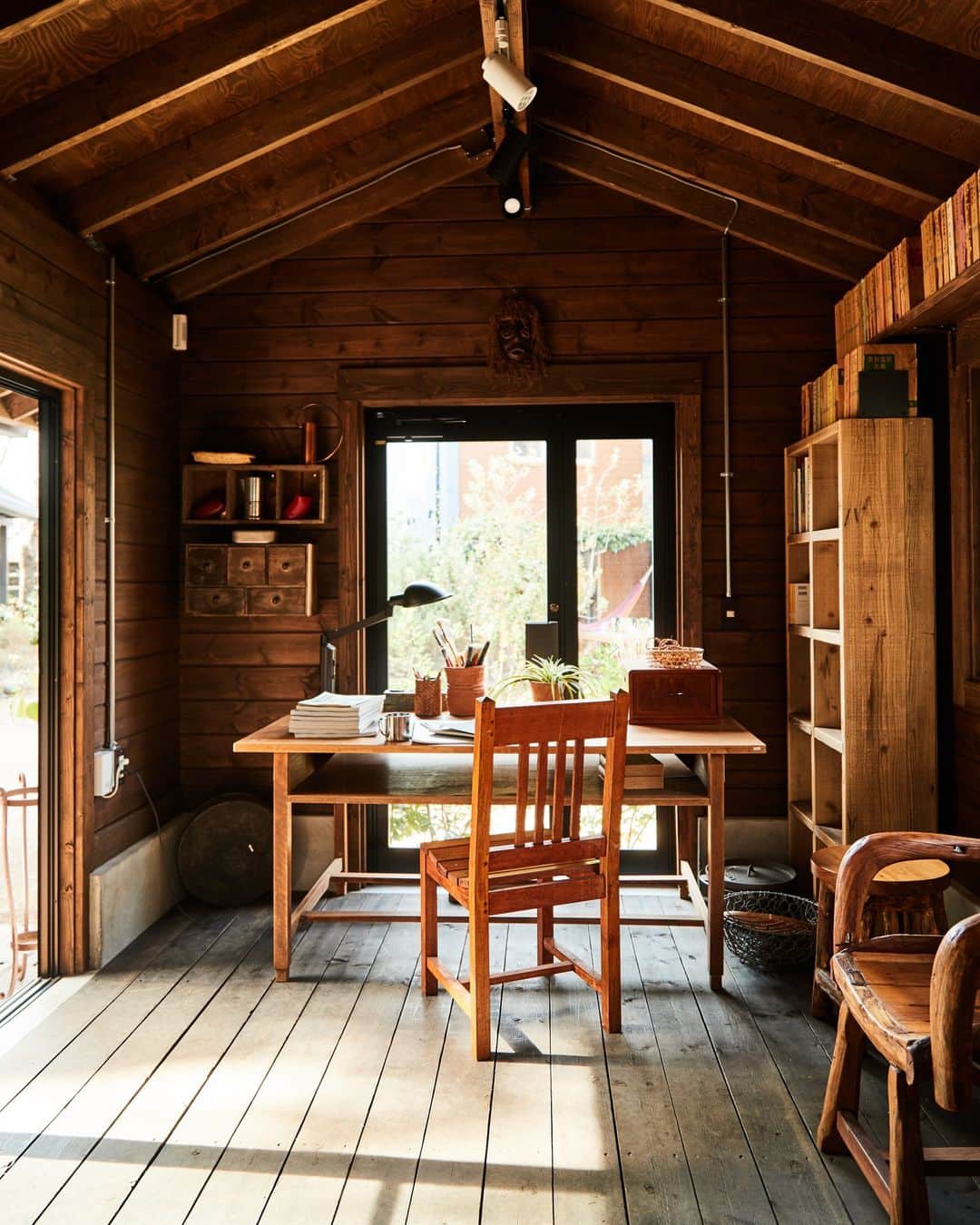 のインスタグラム：「. 木の香りに包まれるログ小屋。 仕事に集中したり、友人と談笑したり。 さあ、今日はなにをしよう。   #BESSの家 #住むより楽しむ #スローライフ #木の家 #ログハウス #LOGWAY #暮らし #暮らしを楽しむ #ウッドデッキ #外とつながる暮らし #IMAGO #イマーゴ #走るログ小屋 #小屋 #離れ #ワークスペース #DIY #外ごはん」