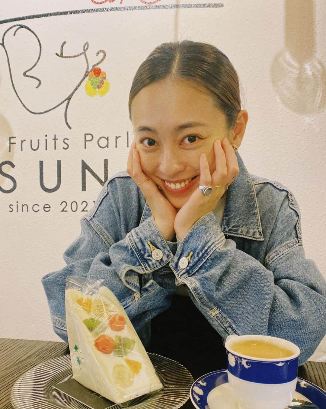 滝裕可里のインスタグラム：「フリマ無事に終了🌼🌼🌼  前回の公園フリマもワイワイお祭り感で めっちゃ楽しかったけど 今回の室内で事前予約制でのフリマも 来てくれた方とゆっくりお話しながら わたしが愛用していた服のストーリーを お話したりね、そしたら 今度はその服が誰かのストーリーへと 繋がっていく優しいご縁の完成で♾️ とっても愛しい時間でした。  お足元の悪いなか、来てくださった皆さま ありがとうございました🙏✨  次は秋冬🍂⛄️  #フリマ後のおやつ　 #フルーツサンド　 . . .  ★★★★★★★★★★★  📣【手作り梅酵素作りWS】開催決定📣  日時:2023年6月25日 14時〜17時 🔺残2名 場所: “おせっかい” 練馬サロン   練馬区豊玉北5-18-10 講師:滝 裕可里 費用:お一人様 39,800円(税込)  ※材料費.道具代全て込み  ※3キロ分の酵素が作れます  ※テキスト付き  内容:酵素作りの座学と酵素作りの実践🤲 　　◉酵素ってなに？ 　　◉酵素の効果 　　◉常在菌のお話 　　◉手作りをする理由 　　◉手作りでも失敗しないコツ  【注意事項】 ・当日酵素はお持ち帰りいただきます。  郵送可(別途送料)、又はお車でお越しください。 ・お支払いは事前のお振り込みか当日現金払いも可能です  ご予約はDMにて承ります💌💌💌 その他のご不明点もお気軽にお問い合わせくださいませ。  ★★★★★★★★★★★」
