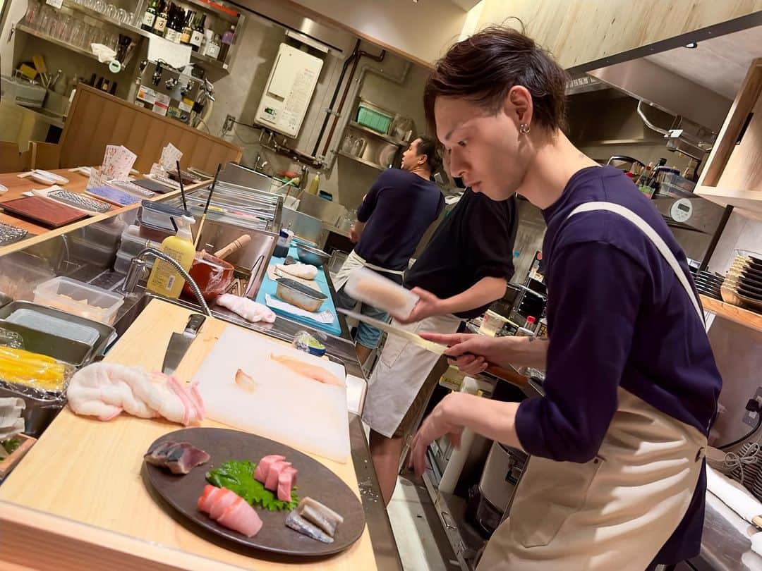 わっきーさんのインスタグラム写真 - (わっきーInstagram)「愛知/名古屋の人気酒場「ぴち天」が、東京/渋谷に上陸！ 寿司&天ぷら酒場として2023年5月にオープン。 看板メニューは"本マグロの太巻き"だ。 車海老の天ぷらは活きたまま捌き、目の前で揚げるライブ感がいい。 "氷温生樽日本酒"は−5℃で提供され、香りがハンパじゃない。 ※飲み過ぎ注意  大人の隠れ家レストランとして、会食やデートに超オススメです。  #ぴち天  #渋谷ぴち天 #寿司 #鮨 #本鮪 #本マグロ  #天ぷら #天麩羅 #日本酒 #東京グルメ  #東京デート #名古屋グルメ  #渋谷グルメ  #渋谷ディナー  #渋谷デート #youtube  #わっきーtv」6月12日 18時07分 - makoto_ishiwaki