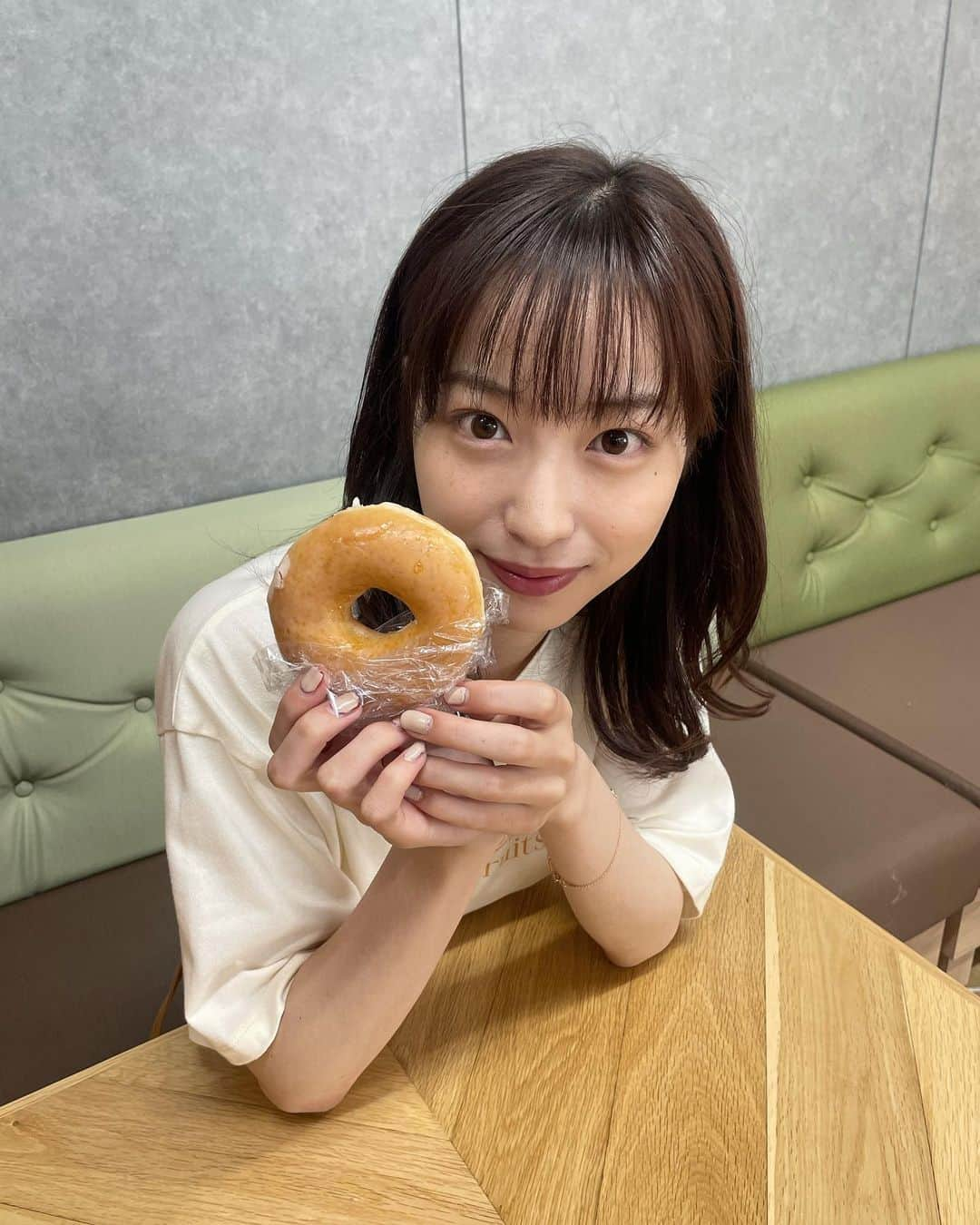 林佑香のインスタグラム：「どーなっつ！🍩  ちょっと温めて食べるのが好き🌱 おいしかったあ。 うふ！  そしてお知らせです！☺︎ 現在発売中の６月23日号の「週刊ポスト」に載せていただいています！インタビュー記事、是非ご覧ください♪」