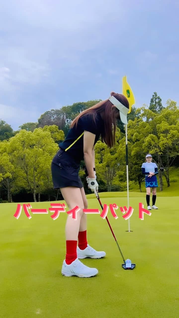 SARAKIMISAKIのインスタグラム：「せっかくはるぴょんが撮ってくれたのにー😭😭😭 ラインも読んでくれたのにーー😭😭😭  どうして私は右に打ち出しちゃうの🤛 明日はパター全集中🔥  ちなみにドレスコードが赤だったので 靴下赤にしたのですが🥹🧦❤️ @jgga_2022   . . . #パター #バーディーパット #パター動画 #パター練習  #ゴルフ #ゴルフ女子 #ゴルフウェア #ゴルフコーデ #ゴルフ女子コーデ #ゴルフ場  #ゴルフ好きな人と繋がりたい #ゴルフ好き #golf #golfwear #golfswing #golfwear #golffashion #golfstagram #골프 #골프스타그램 #골프장 #라운드 #골프스윙  #高尔夫球 #高尔夫 #กอล์ฟ」