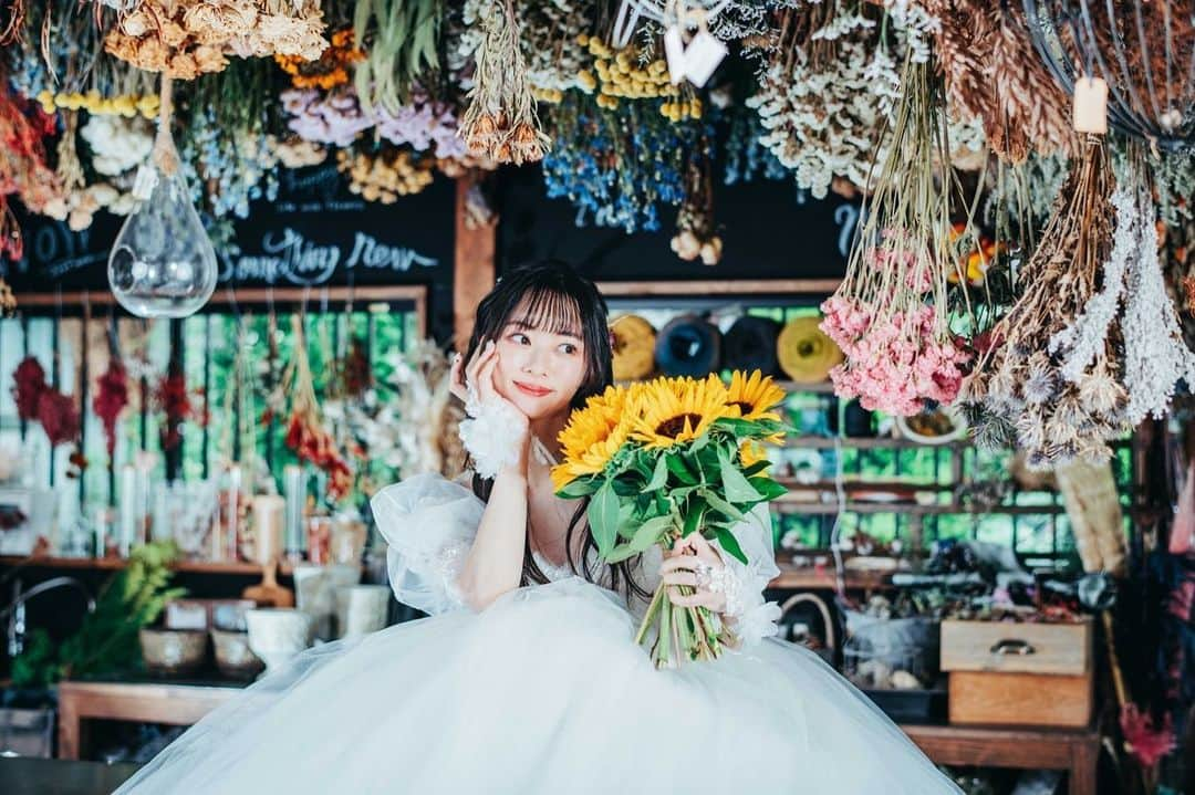 川村まりさんのインスタグラム写真 - (川村まりInstagram)「人生の一大イベントの結婚式を楽しみすぎてる😂というか、それを言い訳（？）にして、やりたいこと沢山してる笑笑 もちろん色んな準備は大変やし、分からないことばっかでアワアワしてるけど、楽しい！  ラブリーな空間は、ダーリンのイメージとは合わないから1人！こんなソロ前撮りできて嬉しかった！👗💐  #前撮り#ソロ前撮り#1人撮り#プレ花嫁#ウェディングドレス#前撮りポーズ #前撮り写真 #前撮りドレス」6月12日 18時11分 - marimari725